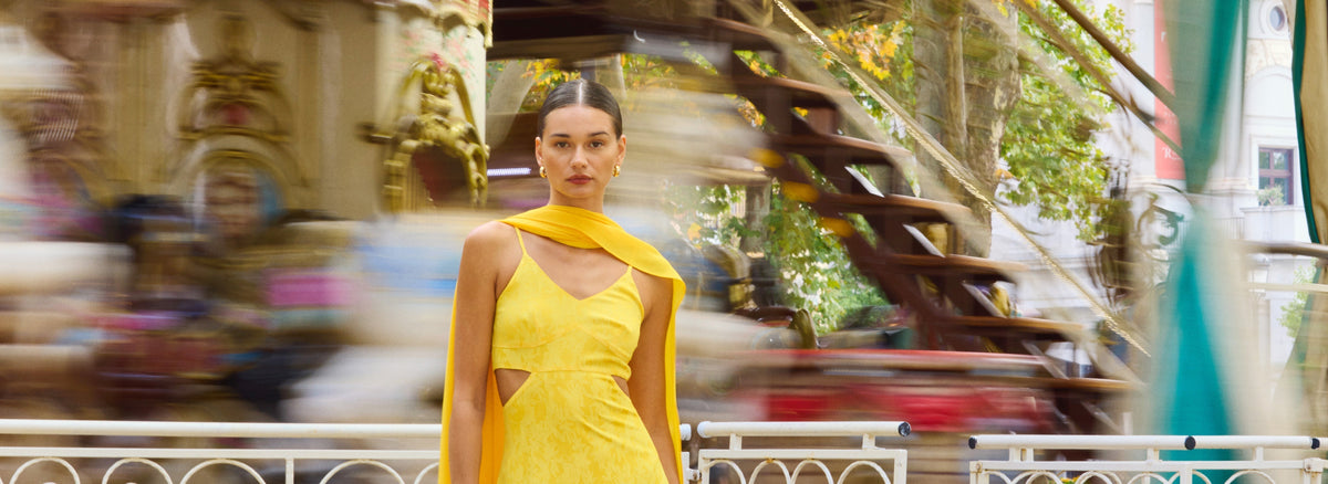 Cómo vestir en una boda de día. Guía para ser la invitada perfecta en un boda de día. Largo del vestido, color del vestido, estampados, etc., para no desentonar.