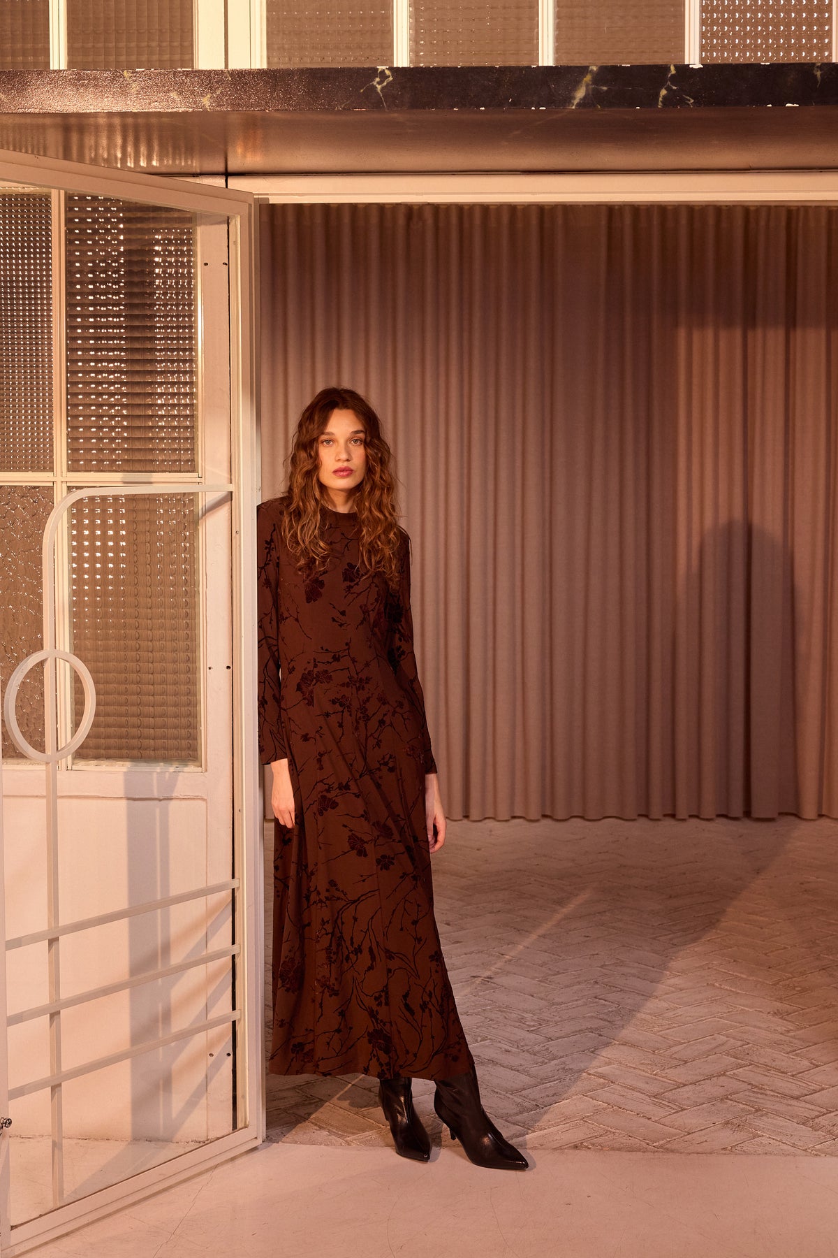 NUIT BROWN - Vestido marrón flores de terciopelo