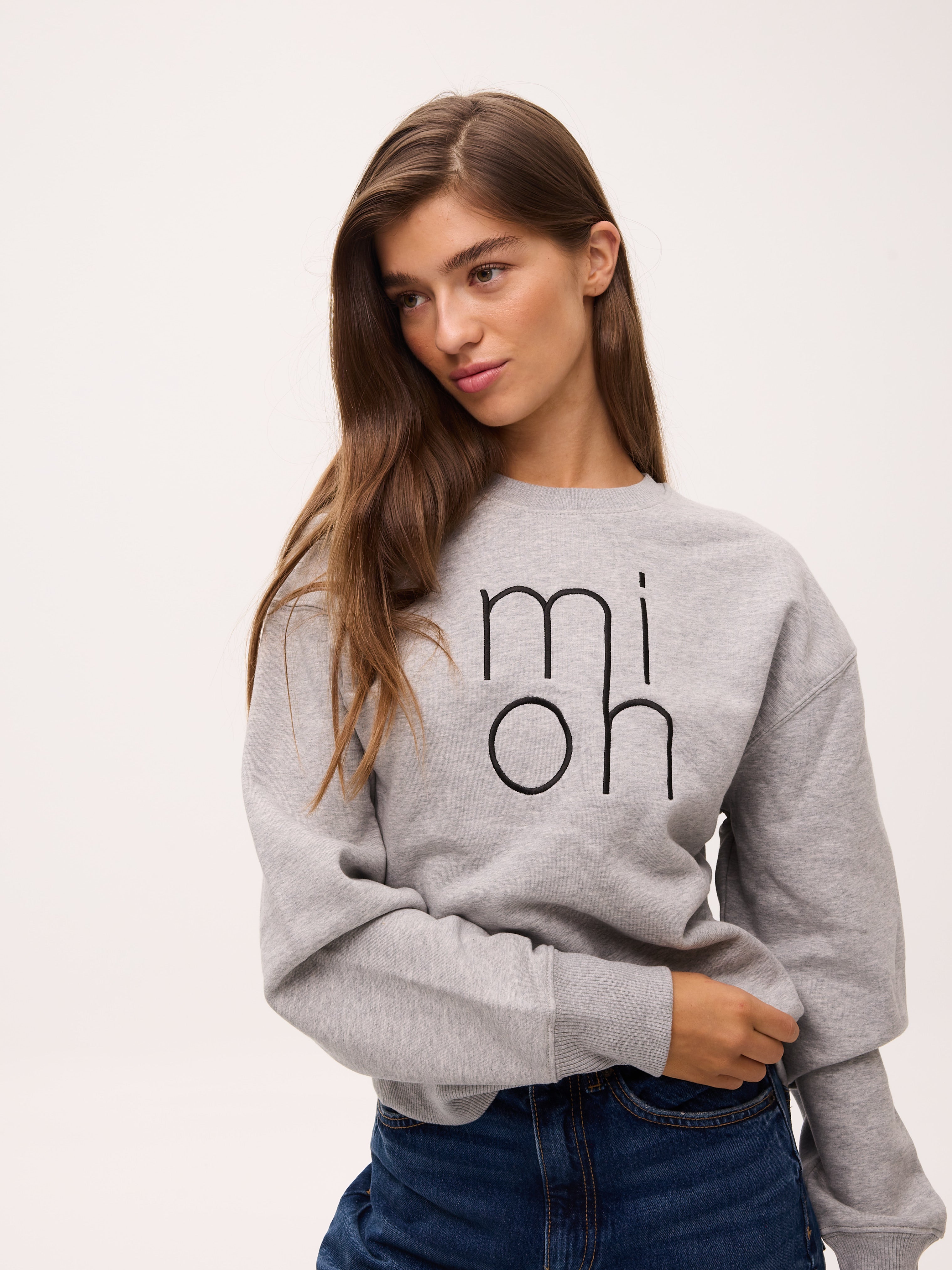 mioh | ONLY GREY - Sudadera bordada algodón orgánico. Sudadera oversize bordada con el logo de MIOH en tejido de algodón orgánico. Color gris. Te la pondrás un montón. Heavyweight 350 gsm.