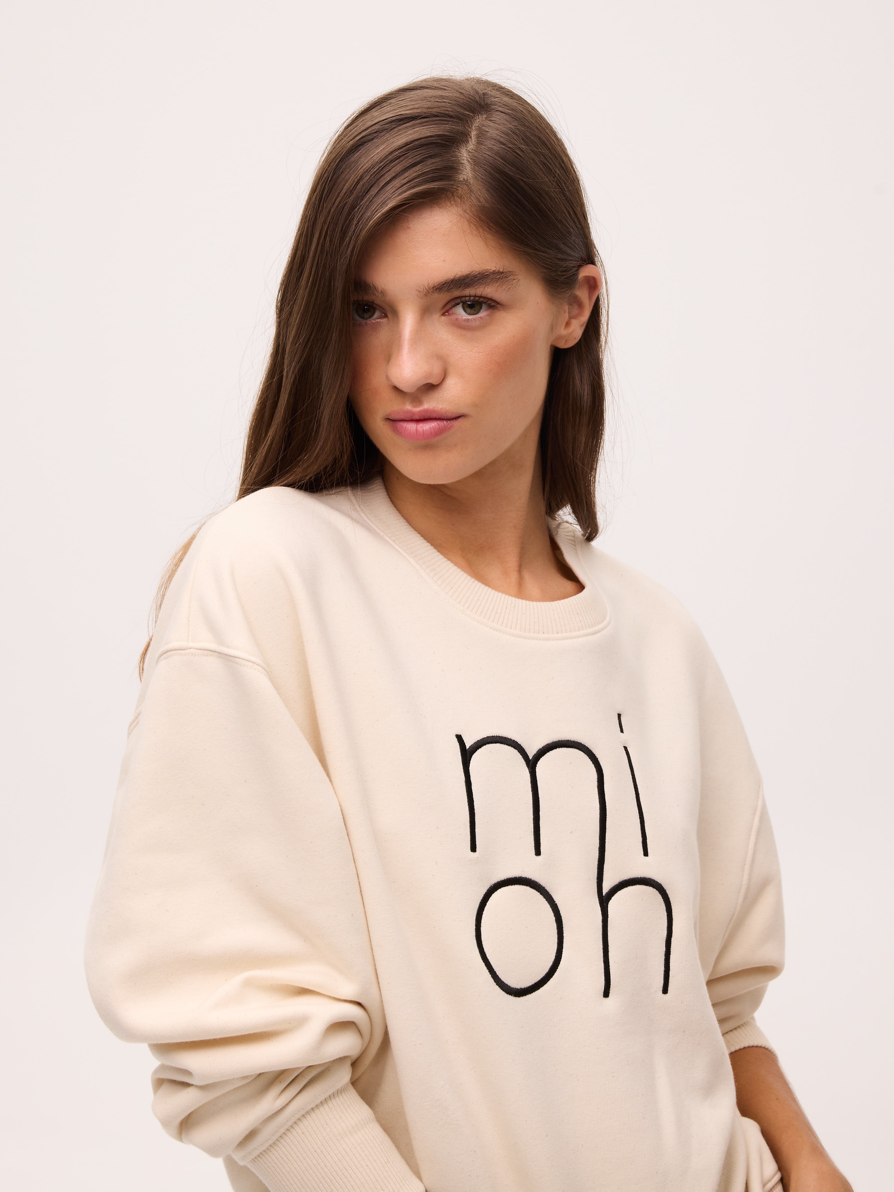 mioh | ONLY RAW - Sudadera bordada algodón orgánico. Sudadera oversize bordada con el logo de MIOH en tejido de algodón orgánico. Color beige perfecto para poner un montón. Heavyweight 350 gsm.