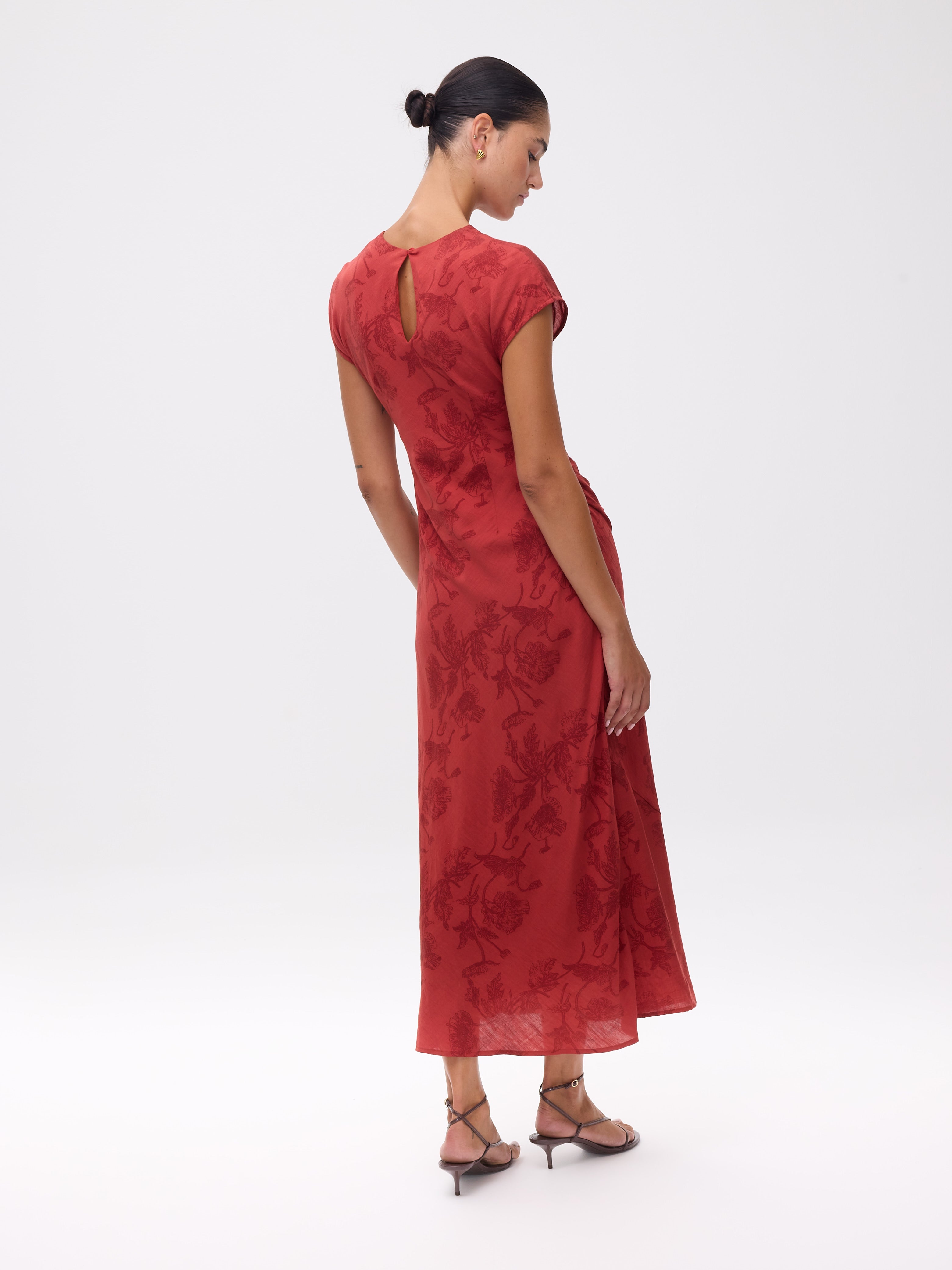 ADRIANA BOTANIC - Vestido manga corta japonesa con vuelo y tela floral botánica, perfecto para invitadas de boda y fiesta spring summer. MIOH es la marca española de vestidos de fiesta mas de moda, preferida por influencers y famosas de España