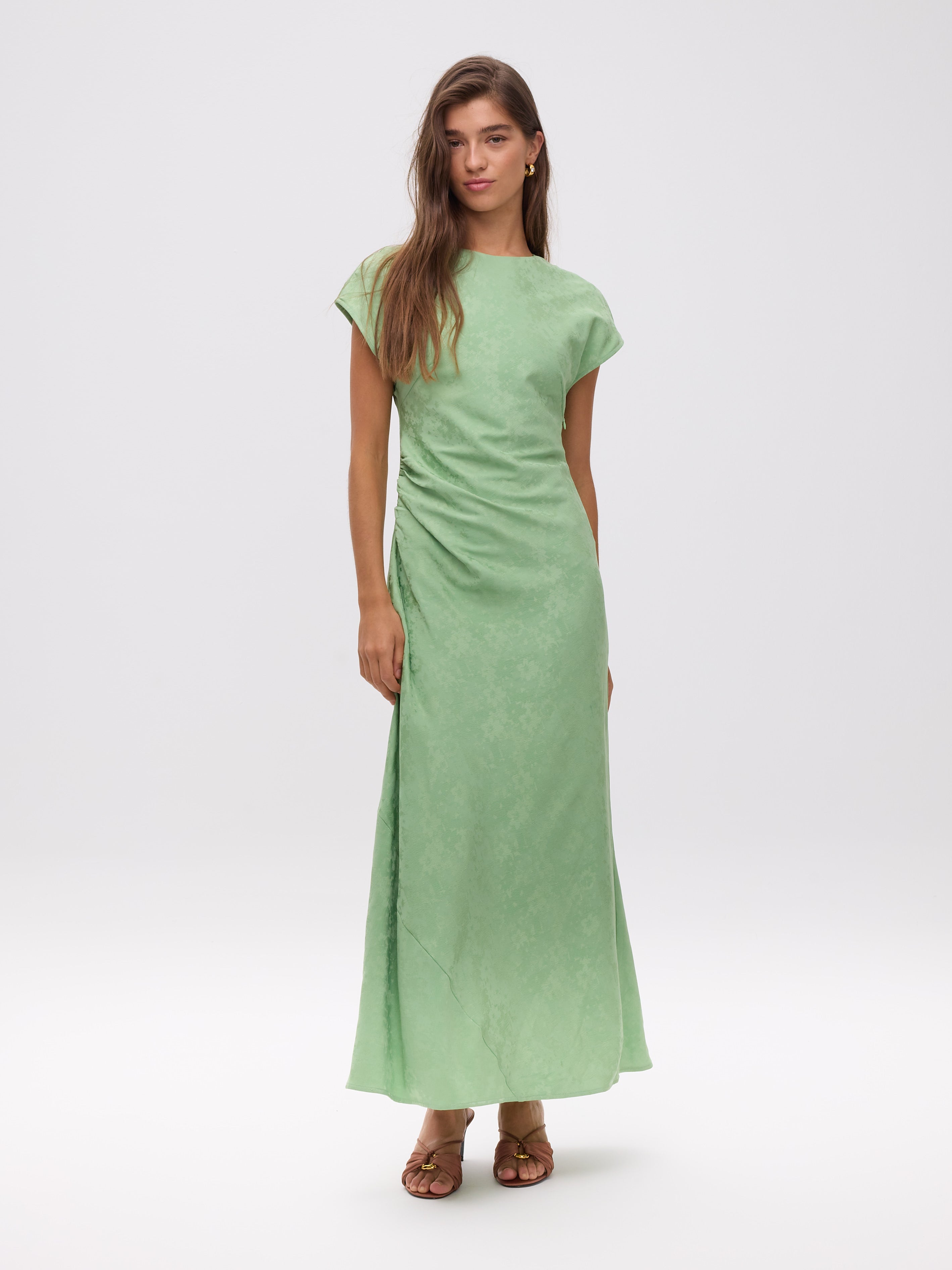 ADRIANA GREEN - Vestido midi verde menta, para ser la invitada de boda perfecta y fiesta esta primavera verano. MIOH es la marca de vestidos de invitada de boda y fiesta de referencia en España