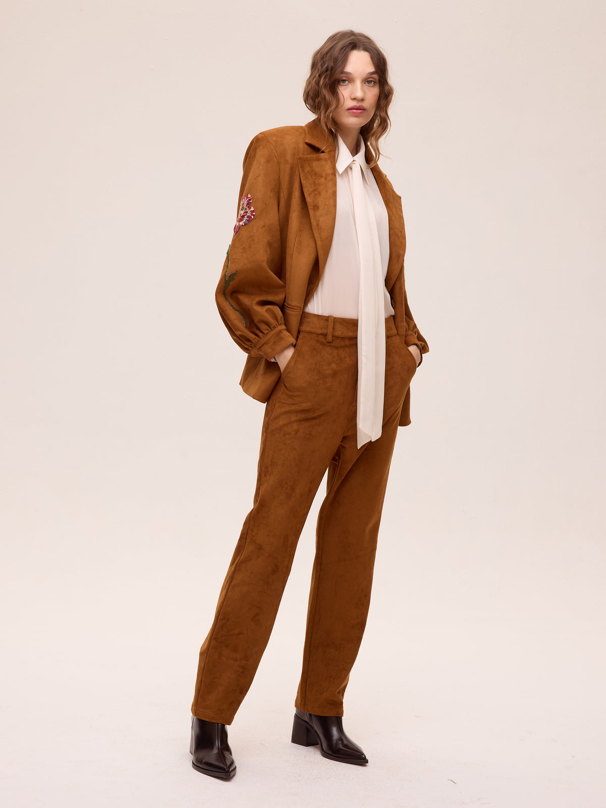 ALLURE WHITE - Camisa gasa textura color blanco, para invitadas que buscan algo diferente. MIOH es la marca española de moda de boda y fiesta más buscada