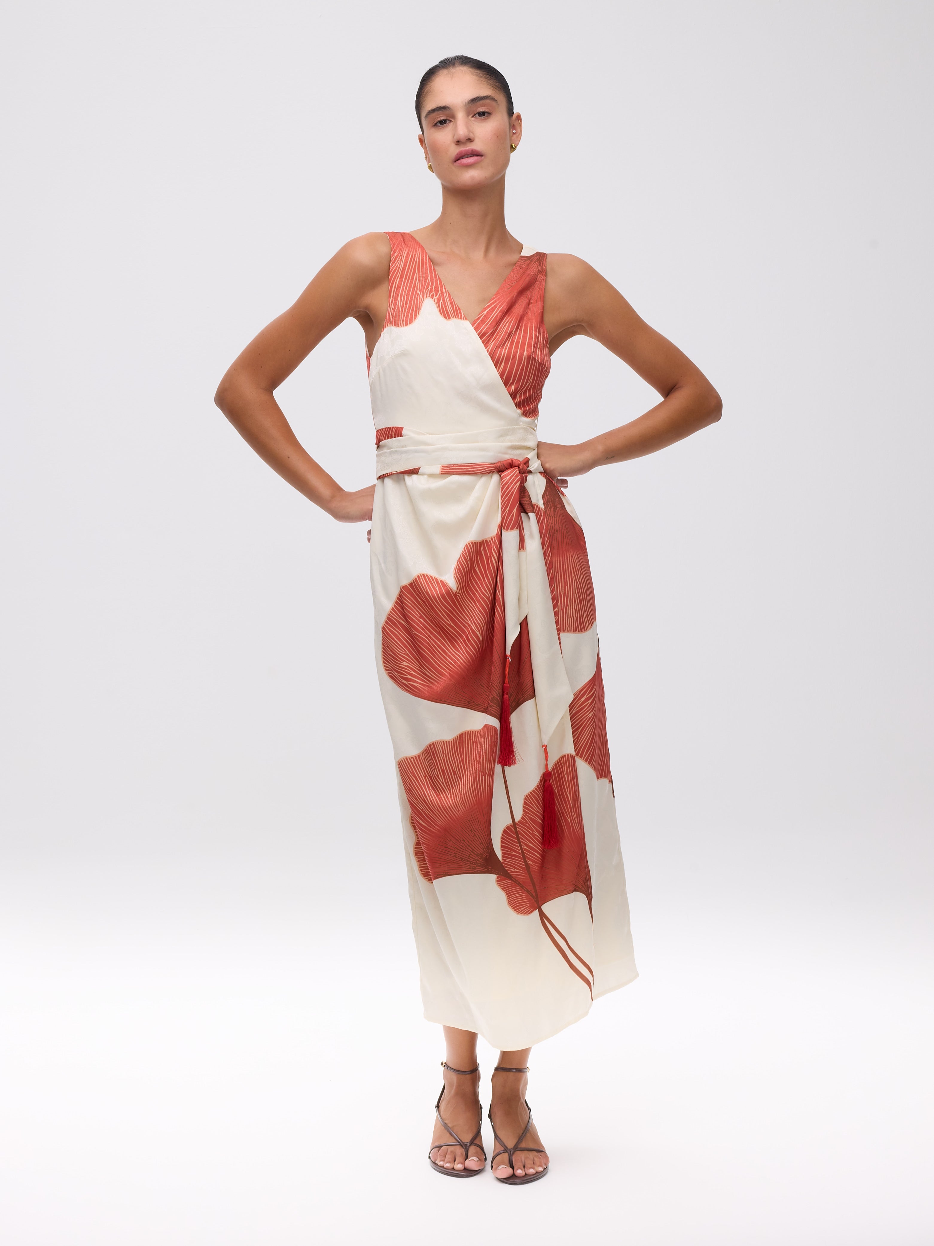 ARIEL GINKGO - Vestido Wrap Jacquard Maxi Estampado flor, perfecto para invitadas de boda y fiesta spring summer. MIOH es la marca de vestidos de invitada de boda y fiesta de referencia en España