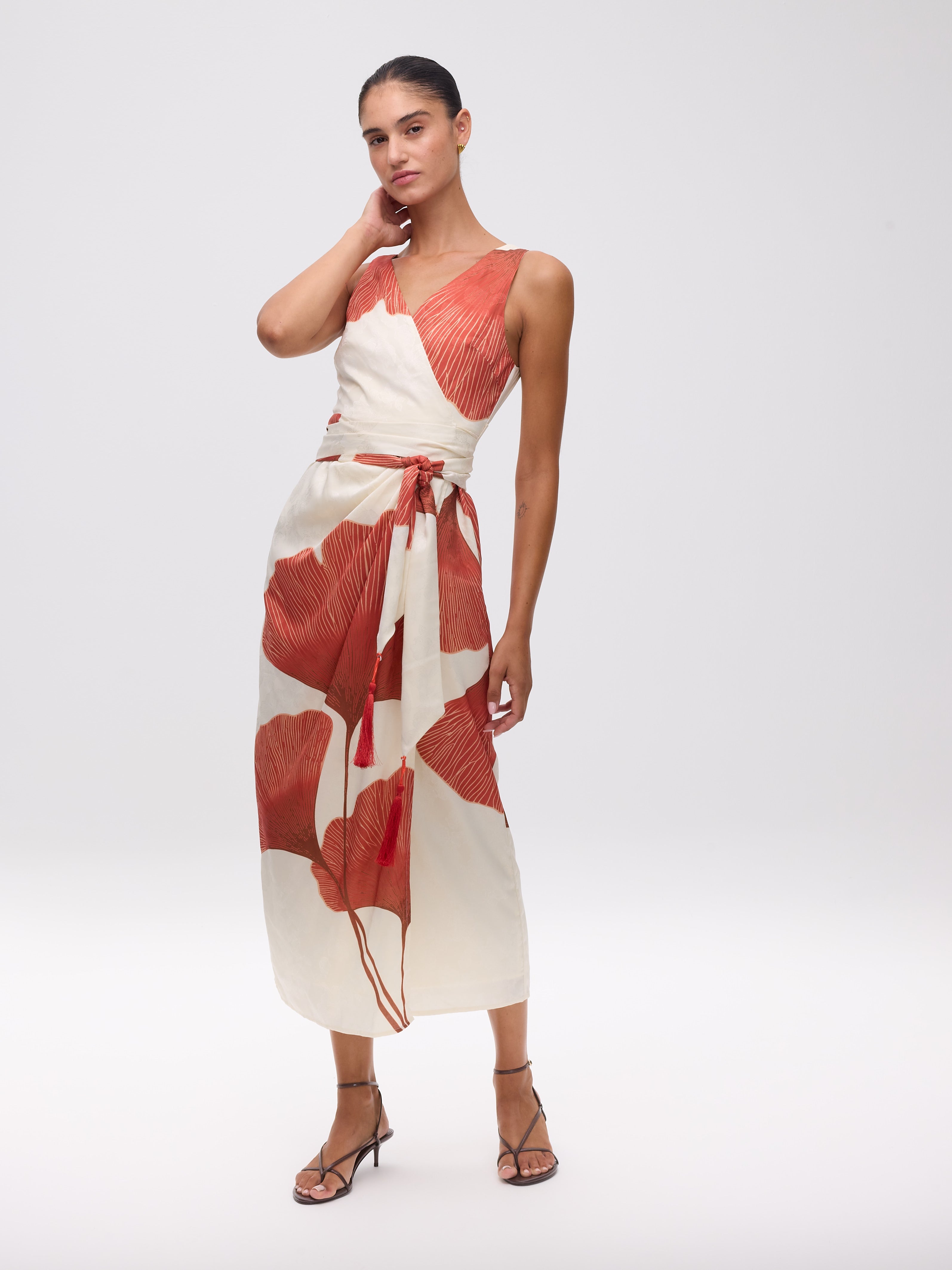 ARIEL GINKGO - Vestido Wrap Jacquard Maxi Estampado flor, perfecto para invitadas de boda y fiesta spring summer. MIOH es la marca de vestidos de invitada de boda y fiesta de referencia en España