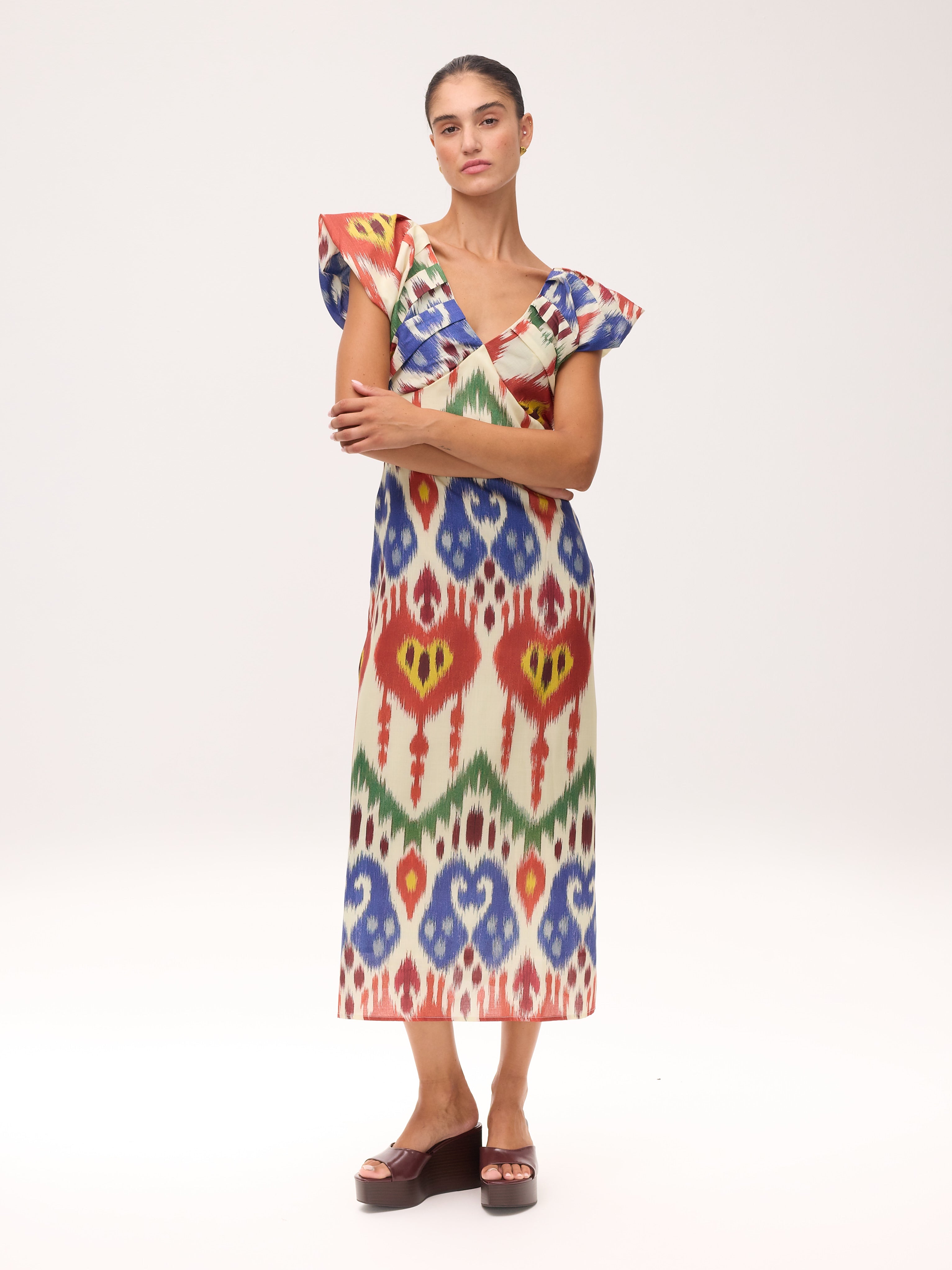 BENVOLIO IKAT - Vestido midi con estampado Ikat multicolor, perfecto para invitadas de boda y fiesta spring summer. MIOH es la marca española de vestidos de fiesta mas de moda, preferida por influencers y famosas de España