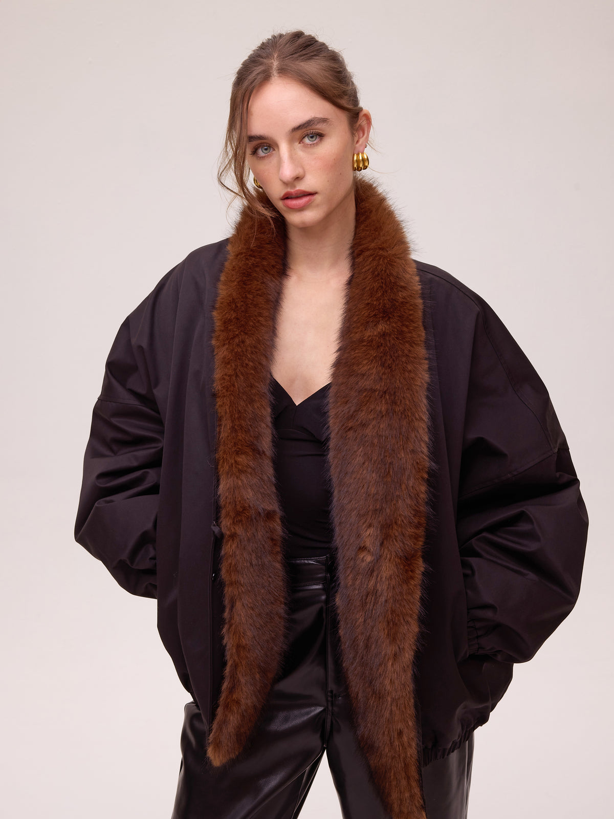 BOMBER BLACK - Bomber negra, combínala con el resto de la colección FW26 de MIOH y crea tu look de invitada perfecta