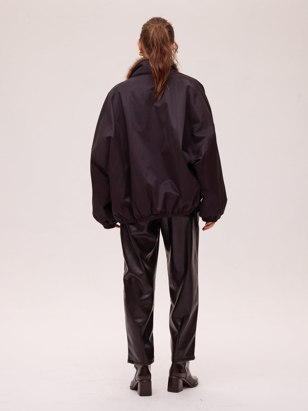 BOMBER BLACK - Bomber negra, del total look de invitada al día a día más arreglado. MIOH, marca española de moda