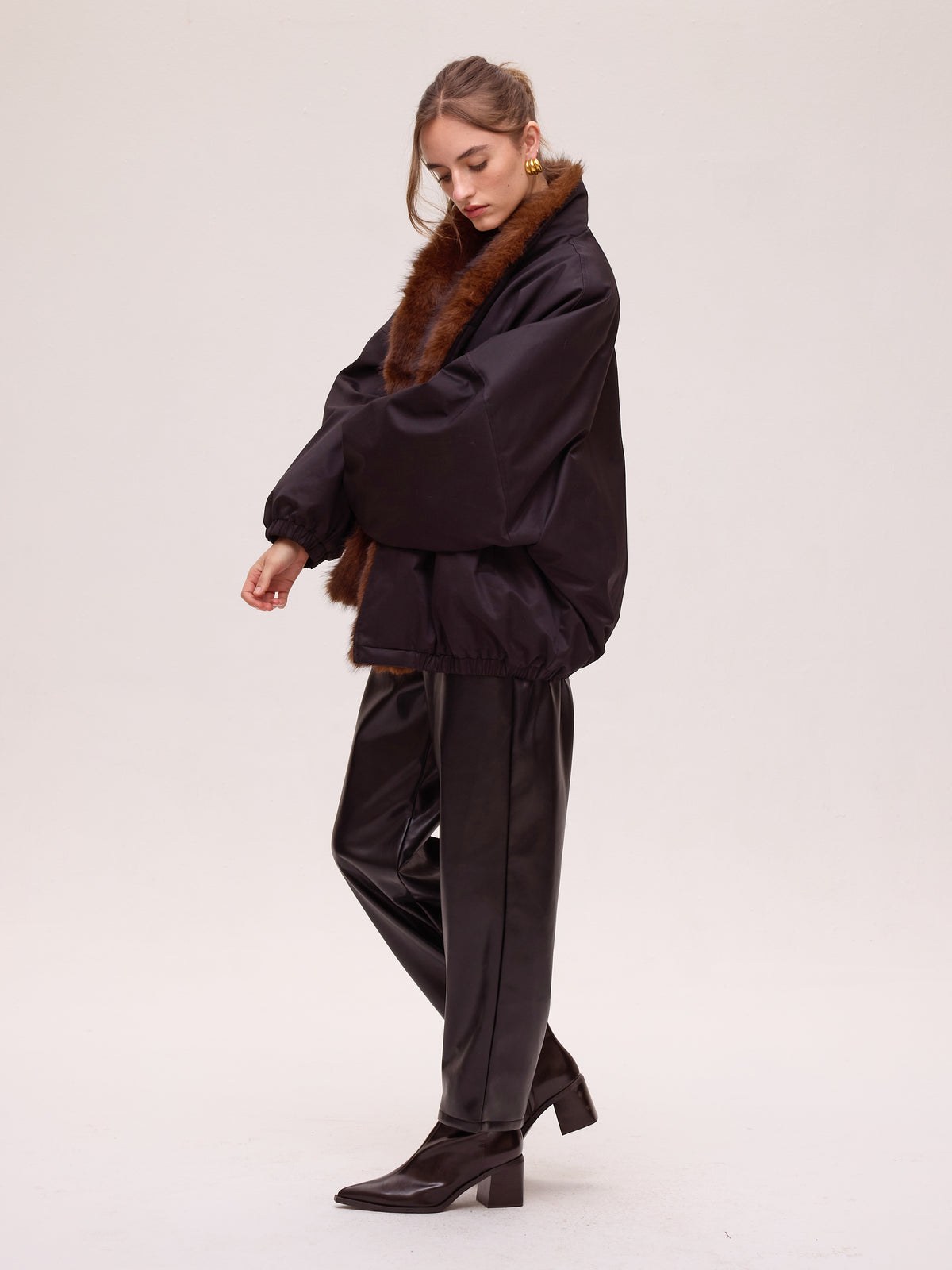 BOMBER BLACK - Bomber negra, del total look de invitada al día a día más arreglado. MIOH, marca española de moda