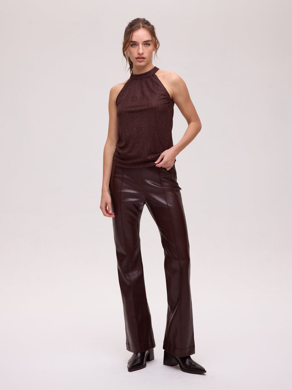 BRONCE - Top halter punto marrón mangas desmontables, una pieza clave para tu look de invitada de boda y fiesta. MIOH es la marca española de moda de evento de referencia