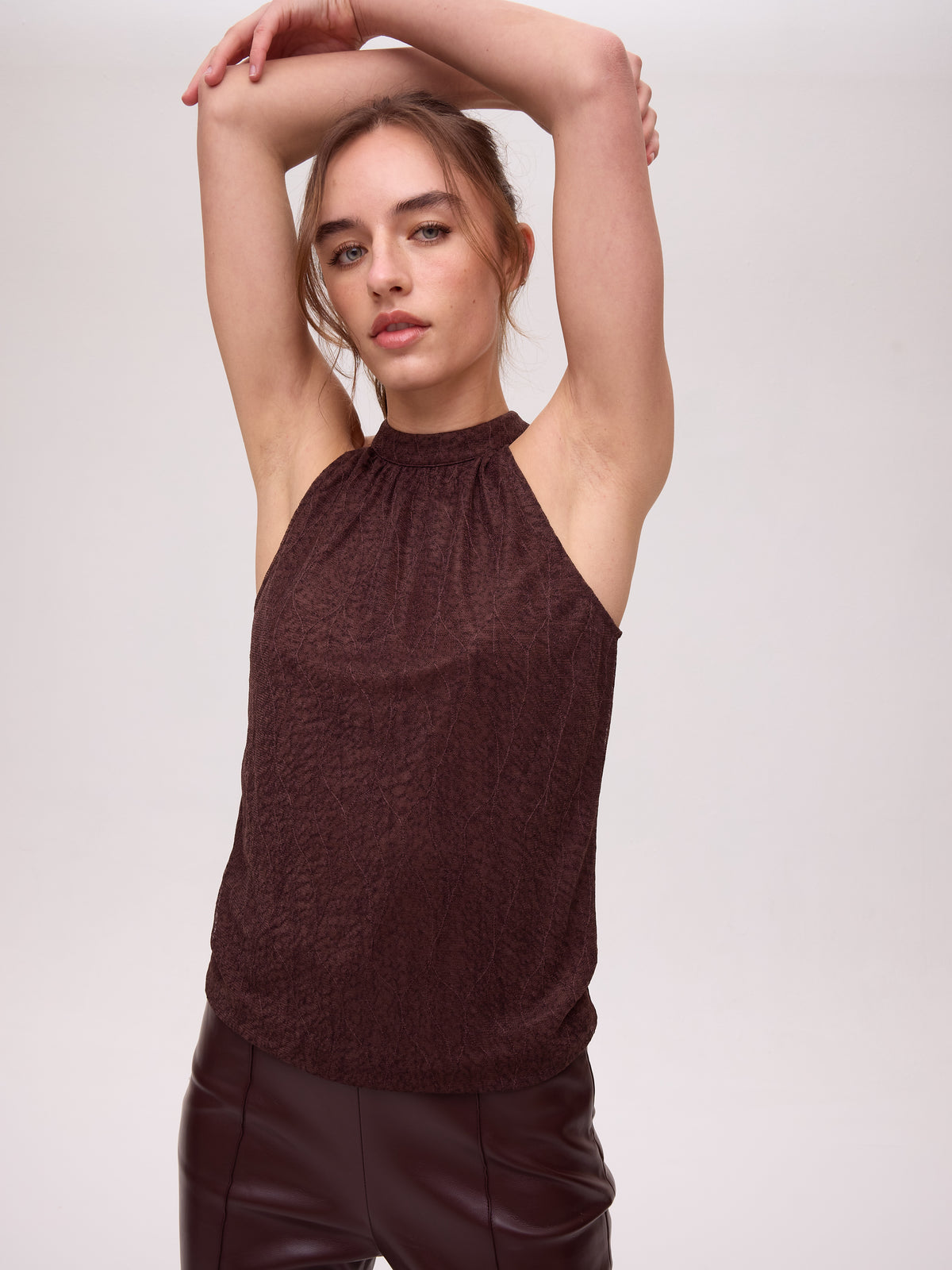 BRONCE - Top halter punto marrón mangas desmontables, combínala con el resto de la colección FW26 de MIOH y crea tu look de invitada perfecta