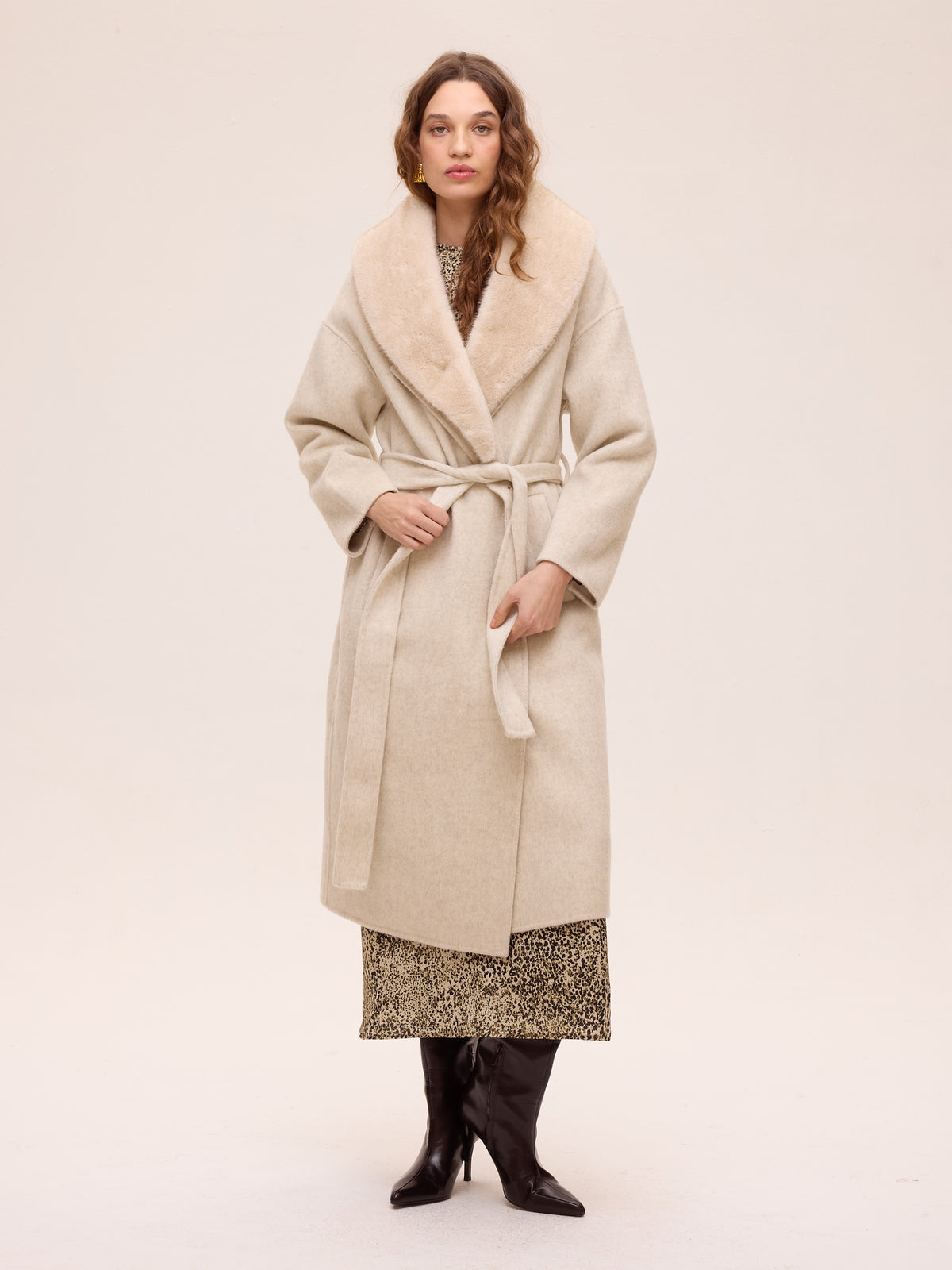 CANVAS BEIGE - Abrigo largo de lana con cuello faux fur, perfecto para bodas y eventos de invierno sin renunciar al estilo. MIOH, moda española de invitada