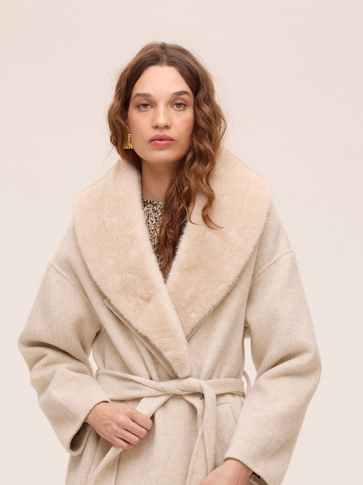 CANVAS BEIGE - Abrigo largo de lana con cuello faux fur, el abrigo que completa tu look de invitada de boda en otoño invierno. MIOH, marca española de moda