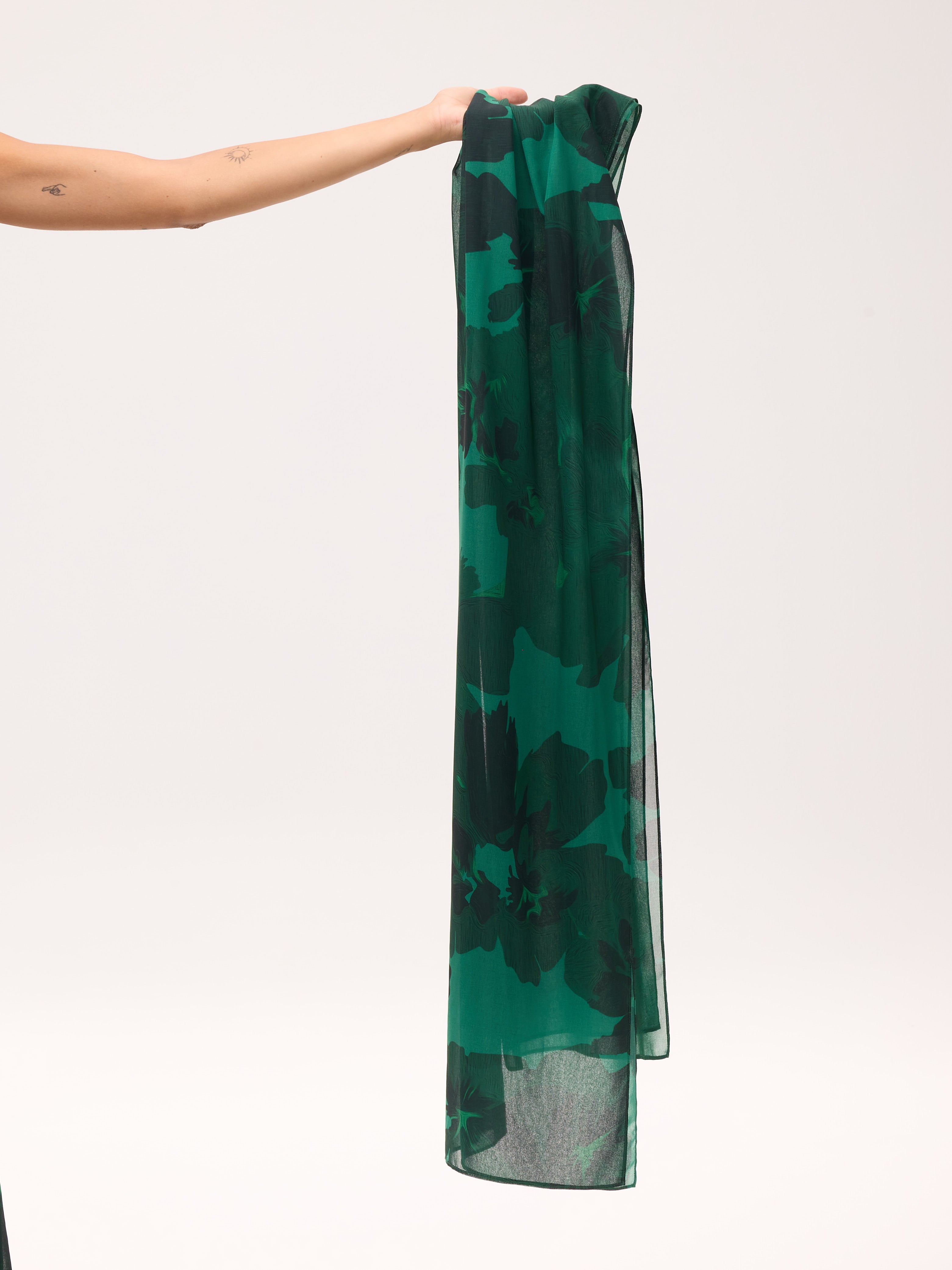 CAPE FLOWERS GREEN - Capa ligera estampado floral, para invitadas de boda, fiesta y eventos de primvera y verano. MIOH es la marca española de vestidos de fiesta para invitadas de boda más de moda en España