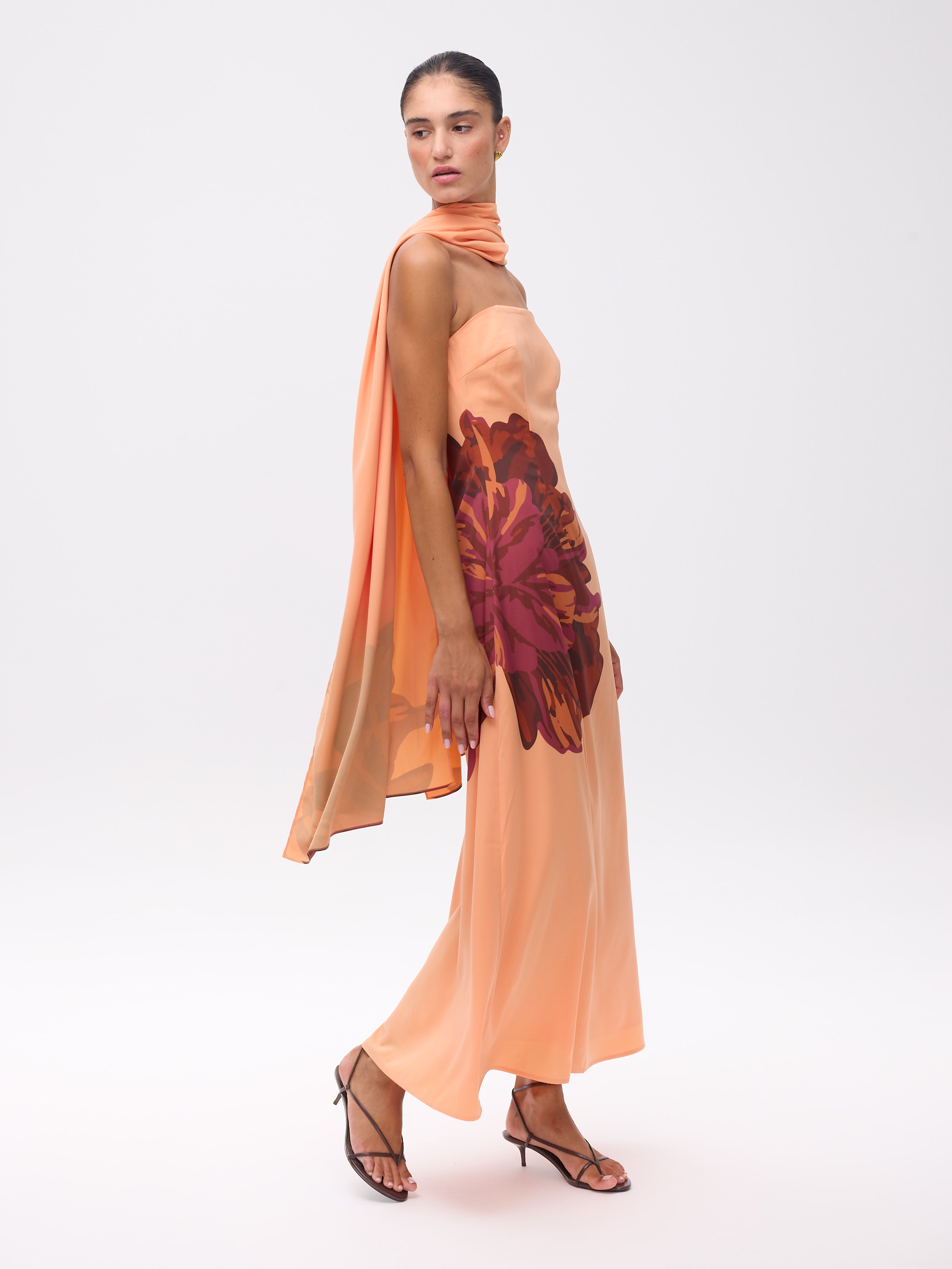 CAPE MAXI - Capa estampado maxi flor, perfecto para invitadas de boda y fiesta spring summer. MIOH es la marca que eligen las influencers de España para sus eventos, como bodas y fiestas