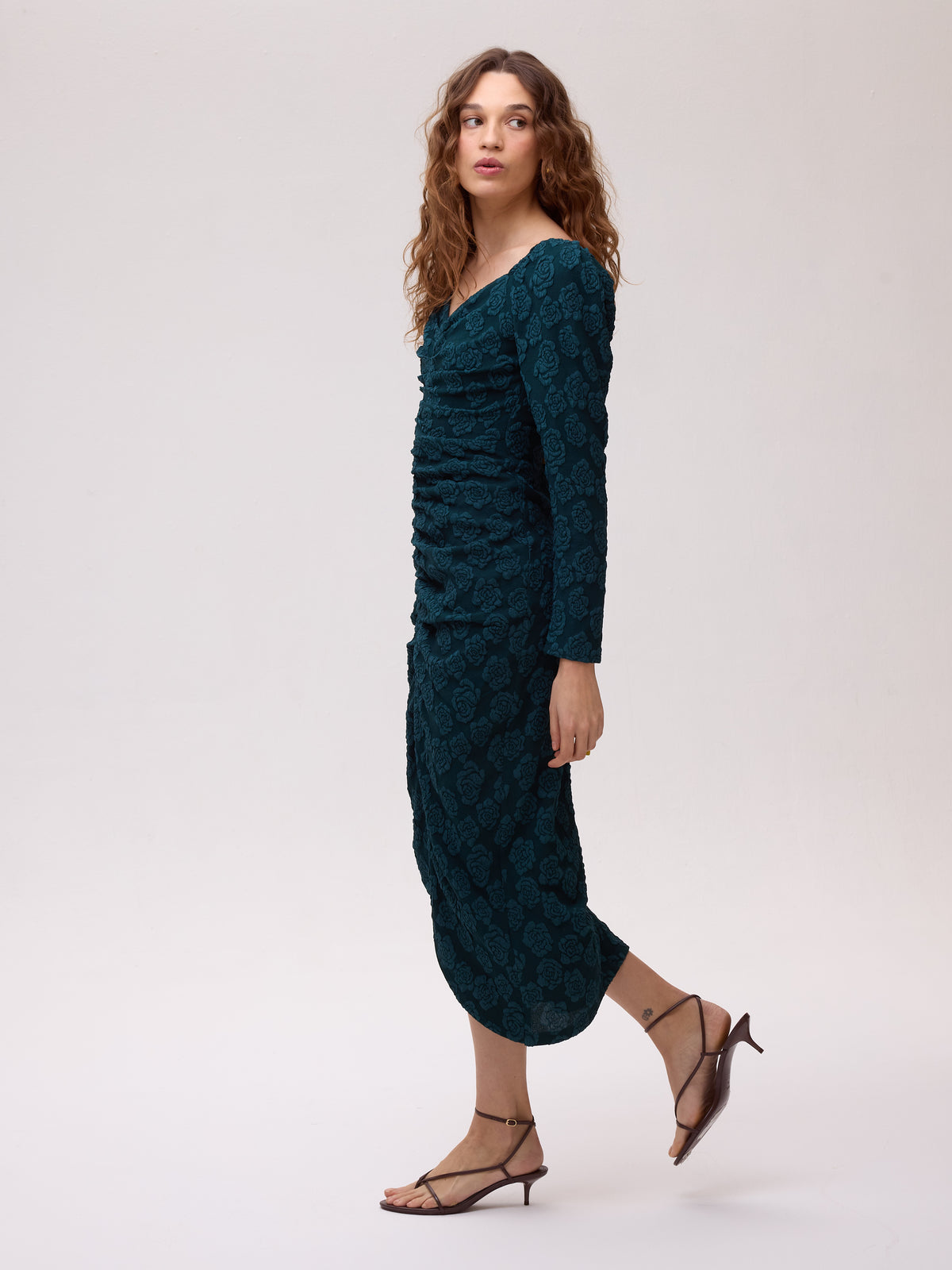 CLOUD - Vestido midi damasco flores . Verde azulado, ideal como vestido de fiesta para bodas de tarde, bautizos, comuniones y graduaciones. Moda de invitada hecha en España