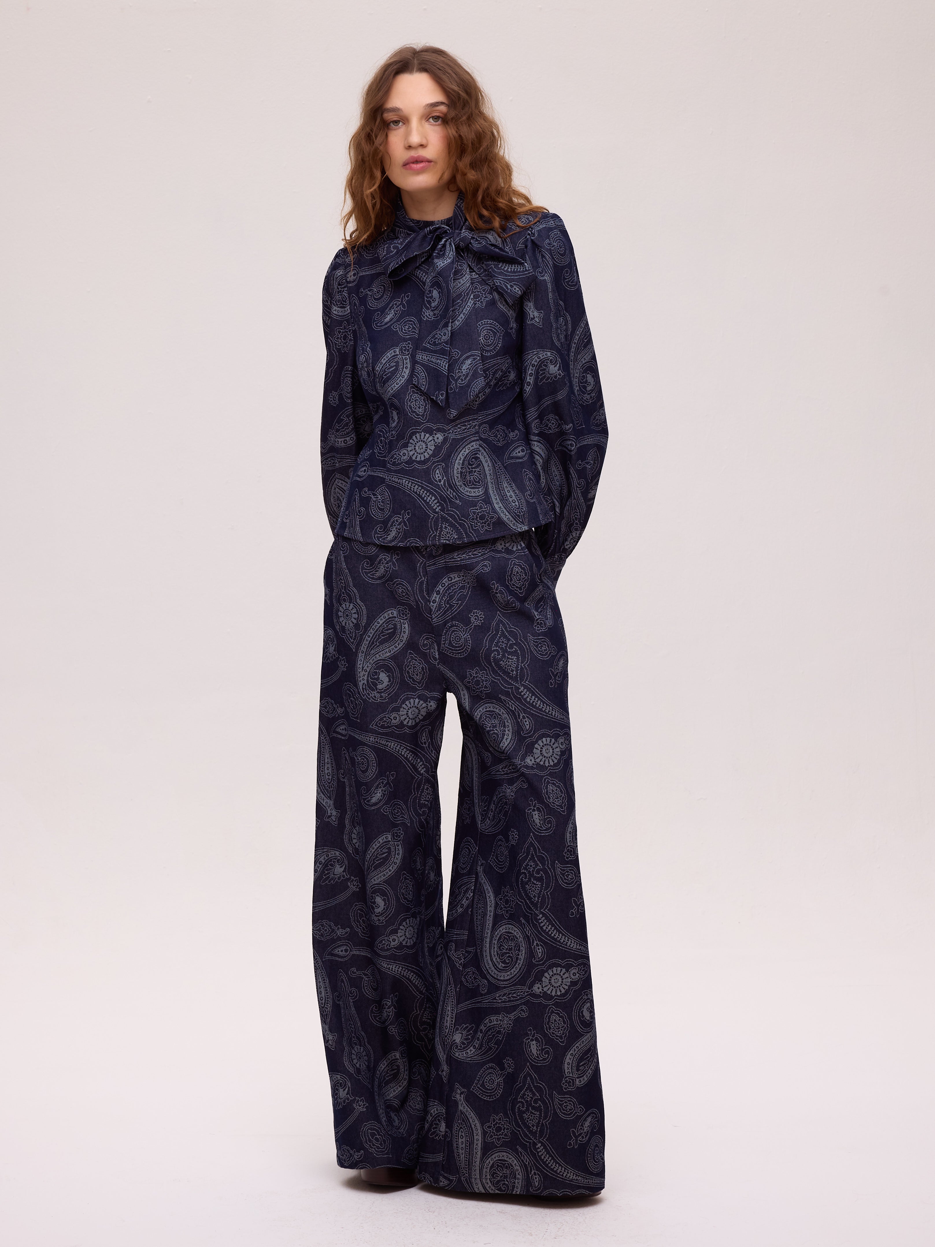 EARTH DENIM PANT - Pantalón vaquero wide leg, perfecta para crear looks de invitada de otoño invierno. MIOH, marca española de moda en 2026