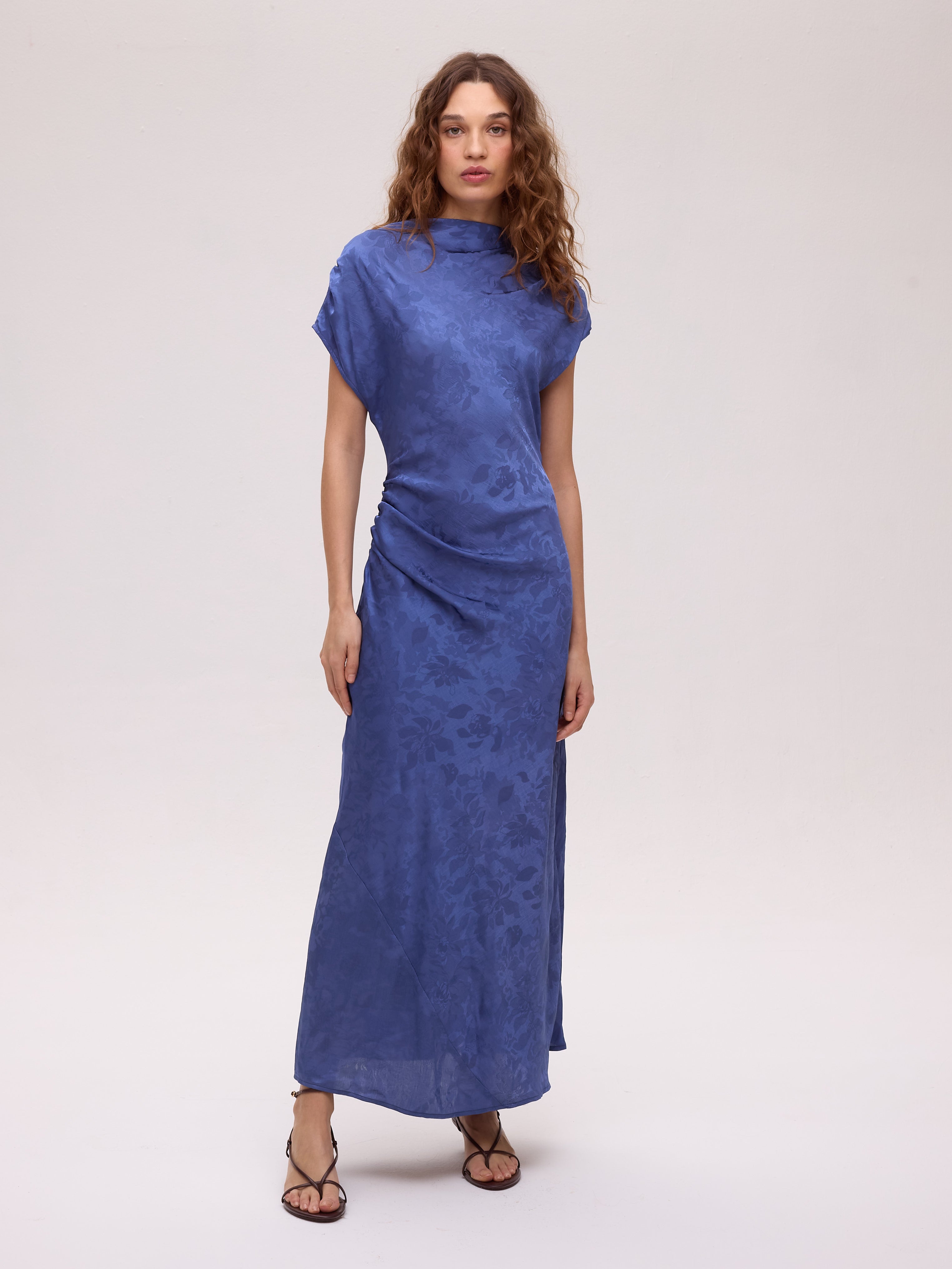 ETOILE BLUE - Vestido largo tejido jacquard azul, ideal como vestido de fiesta para bodas de tarde, bautizos, comuniones y graduaciones. Moda de invitada hecha en España