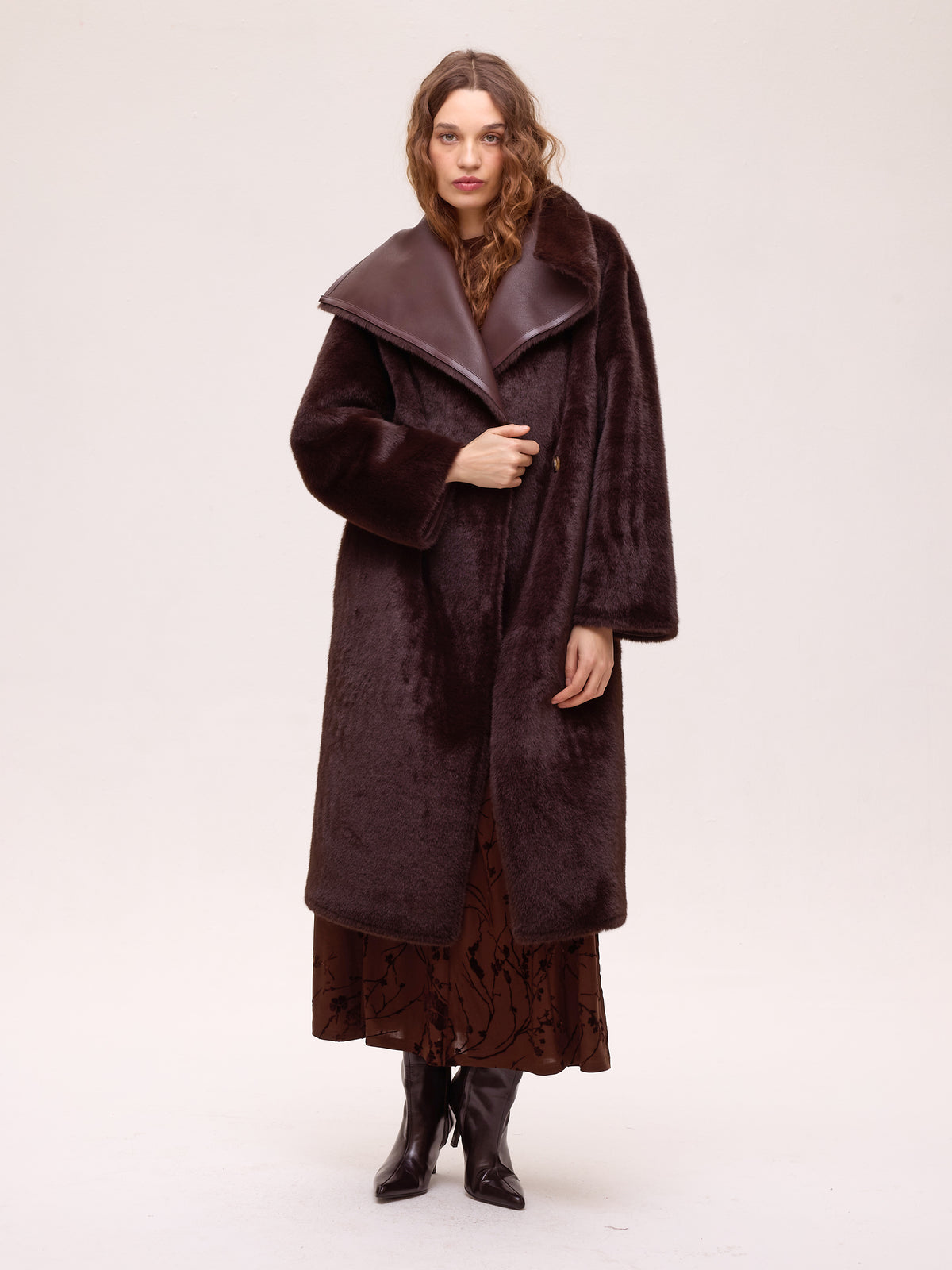 FACTORY LEATHER - Abrigo largo reversible ecopiel - Marrón, el abrigo que completa tu look de invitada de boda en otoño invierno. MIOH, marca española de moda