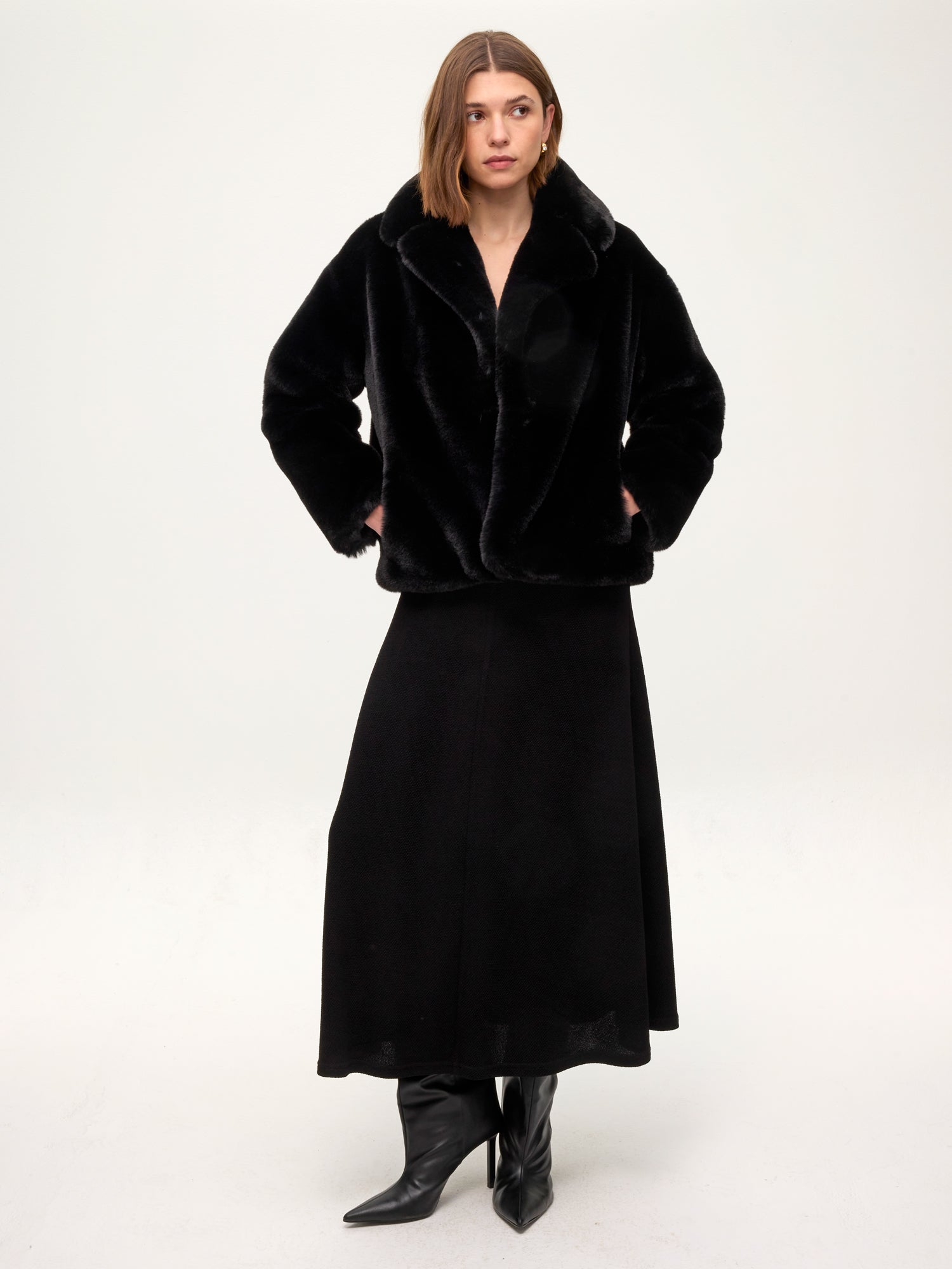 mioh | FREEWAY BLACK - Chaquetón corto faux fur negro. Vestidos de fiesta para invitadas de boda perfectas. Marca española de moda