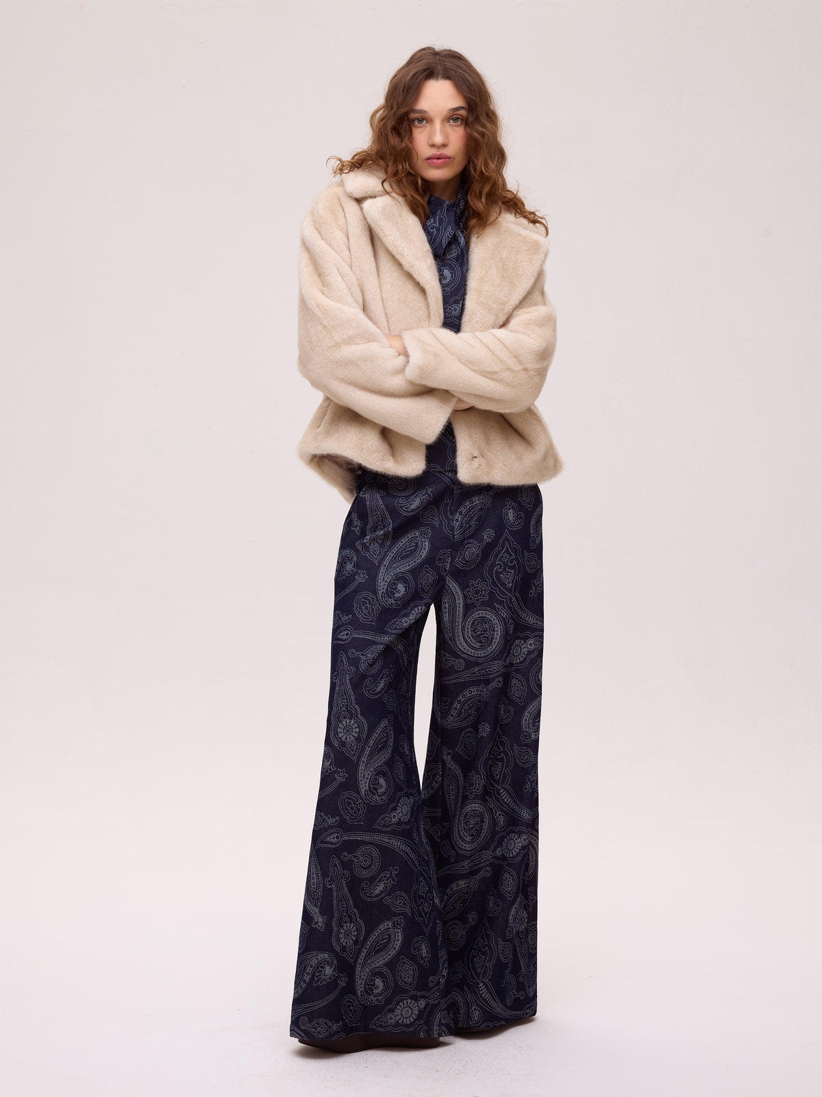 mioh | MONT GRANA Blusa granate + LOTUS GRANA - Falda vinilo burgundy + FREEWAY ECRU - Abrigo corto faux fur
