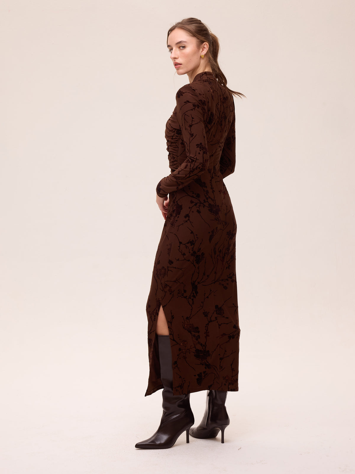 GLAZE BROWN - Vestido midi cuello cruzado flocado marrón, el look de invitada perfecta firmado por MIOH, marca española de vestidos de fiesta y de boda