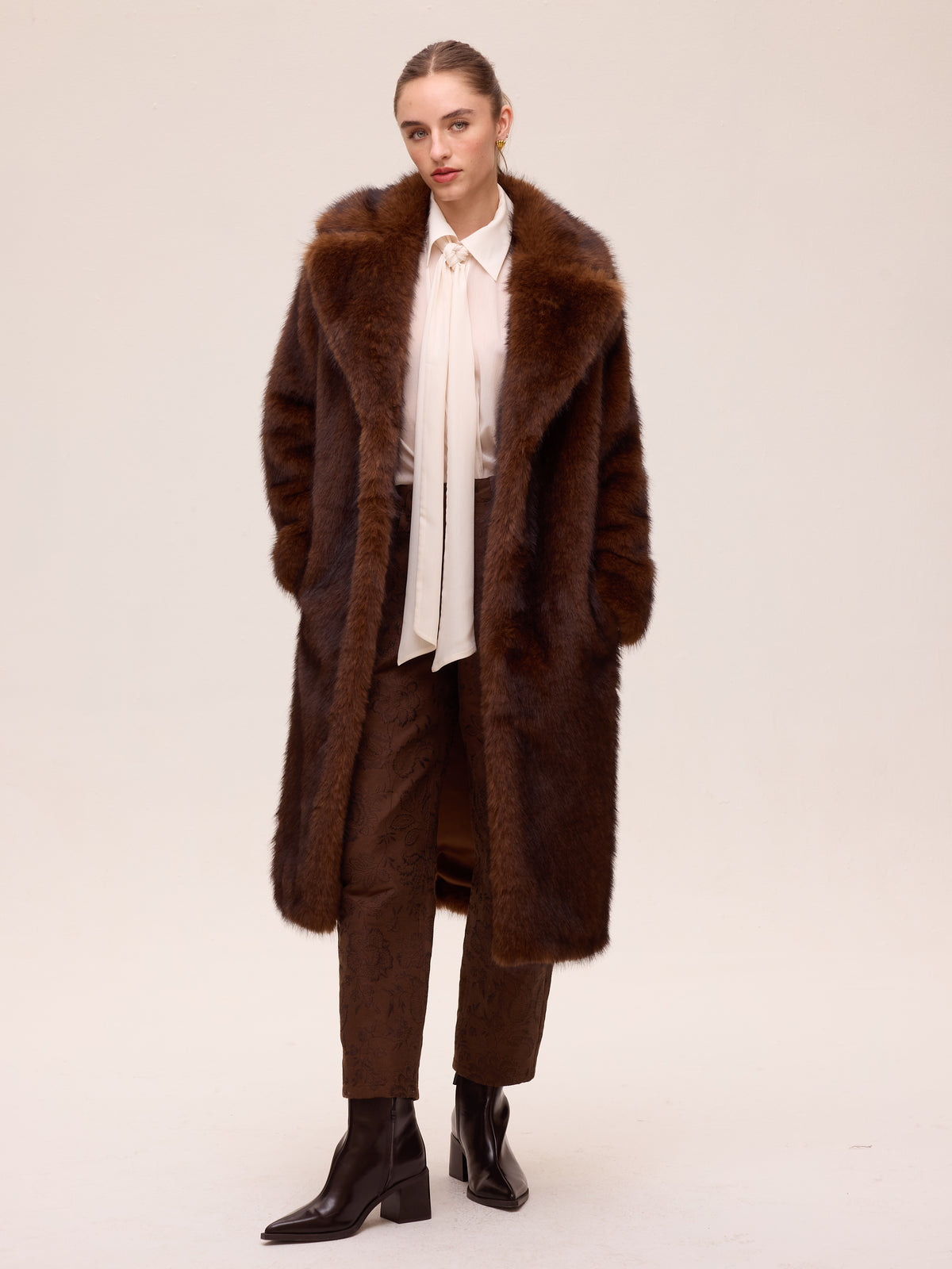 GLOBE BROWN - Abrigo faux fur - Marrón, el abrigo que completa tu look de invitada de boda en otoño invierno. MIOH, marca española de moda