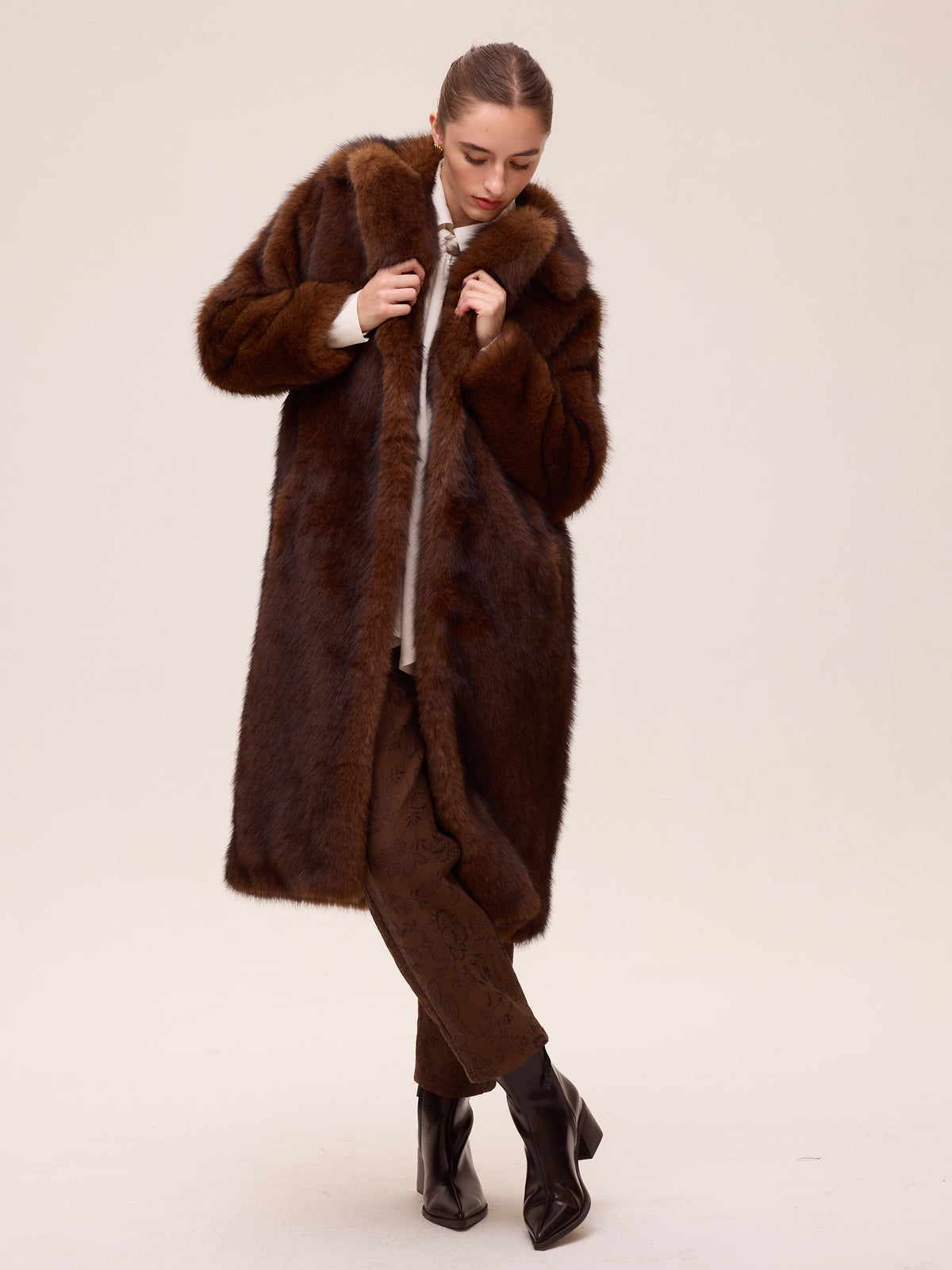 GLOBE BROWN - Abrigo faux fur - Marrón, abrigo de la colección FW26 de MIOH, marca española de moda de invitada de boda y de fiesta