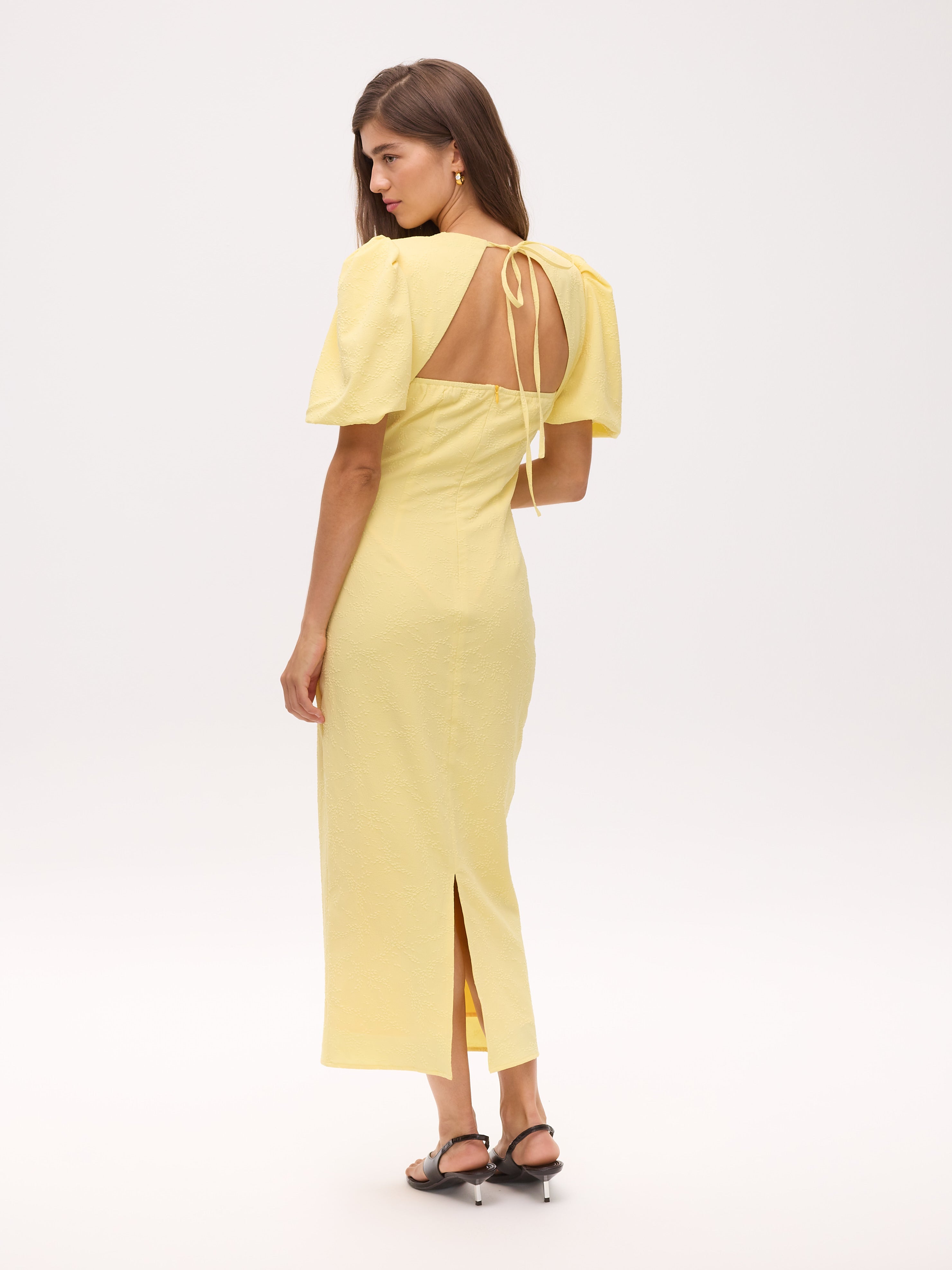 HAMLET - Vestido damasco manga abullonada amarillo mantequilla, para invitadas de boda, fiesta y eventos de primvera y verano. MIOH es la marca española de vestidos de fiesta para invitadas de boda más de moda en España