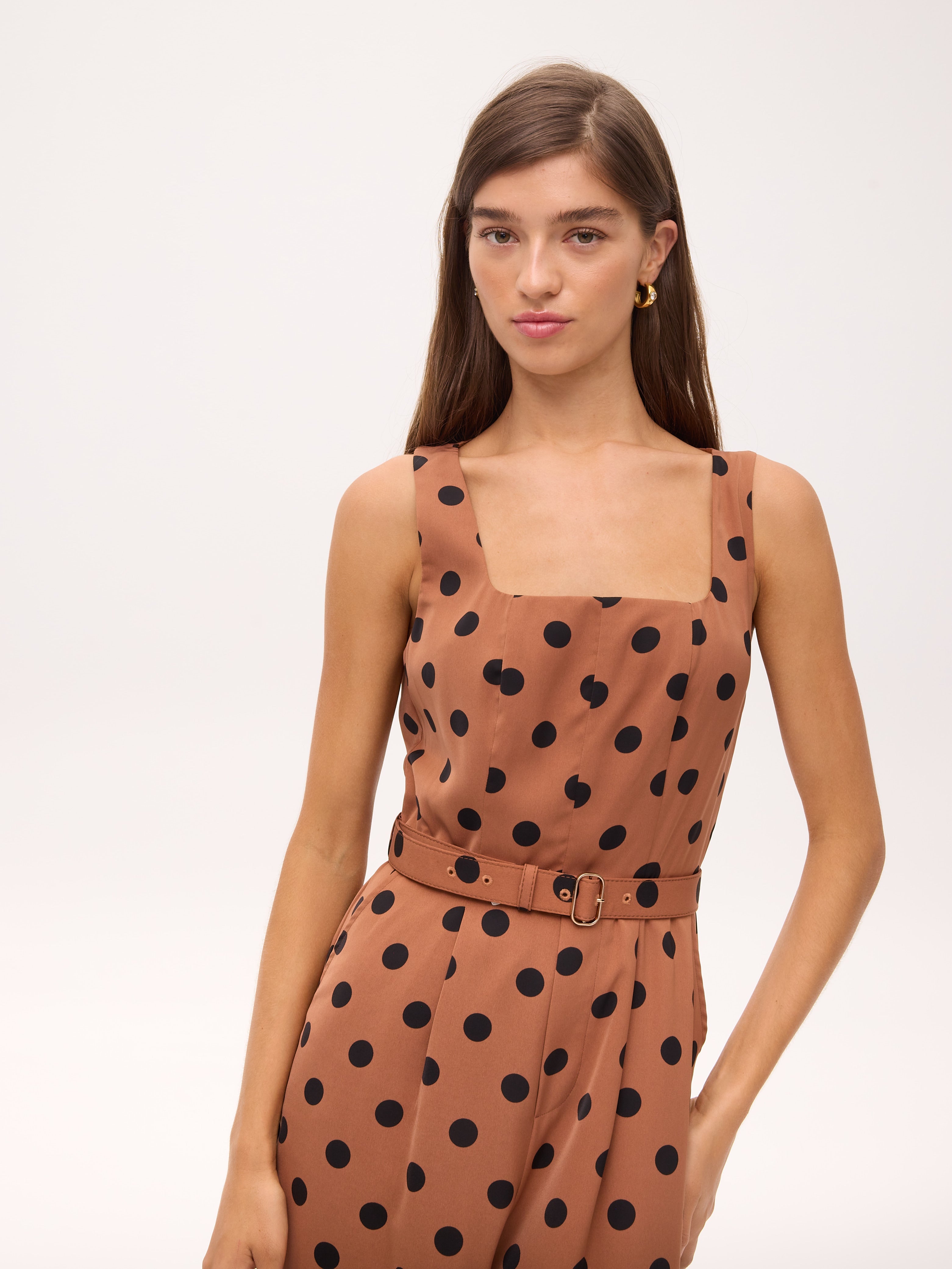 LORENZO DOTS - Mono escote cuadrado de lunares marrón y negro, para ser la invitada de boda perfecta y fiesta esta primavera verano. MIOH es la marca de vestidos de invitada de boda y fiesta de referencia en España