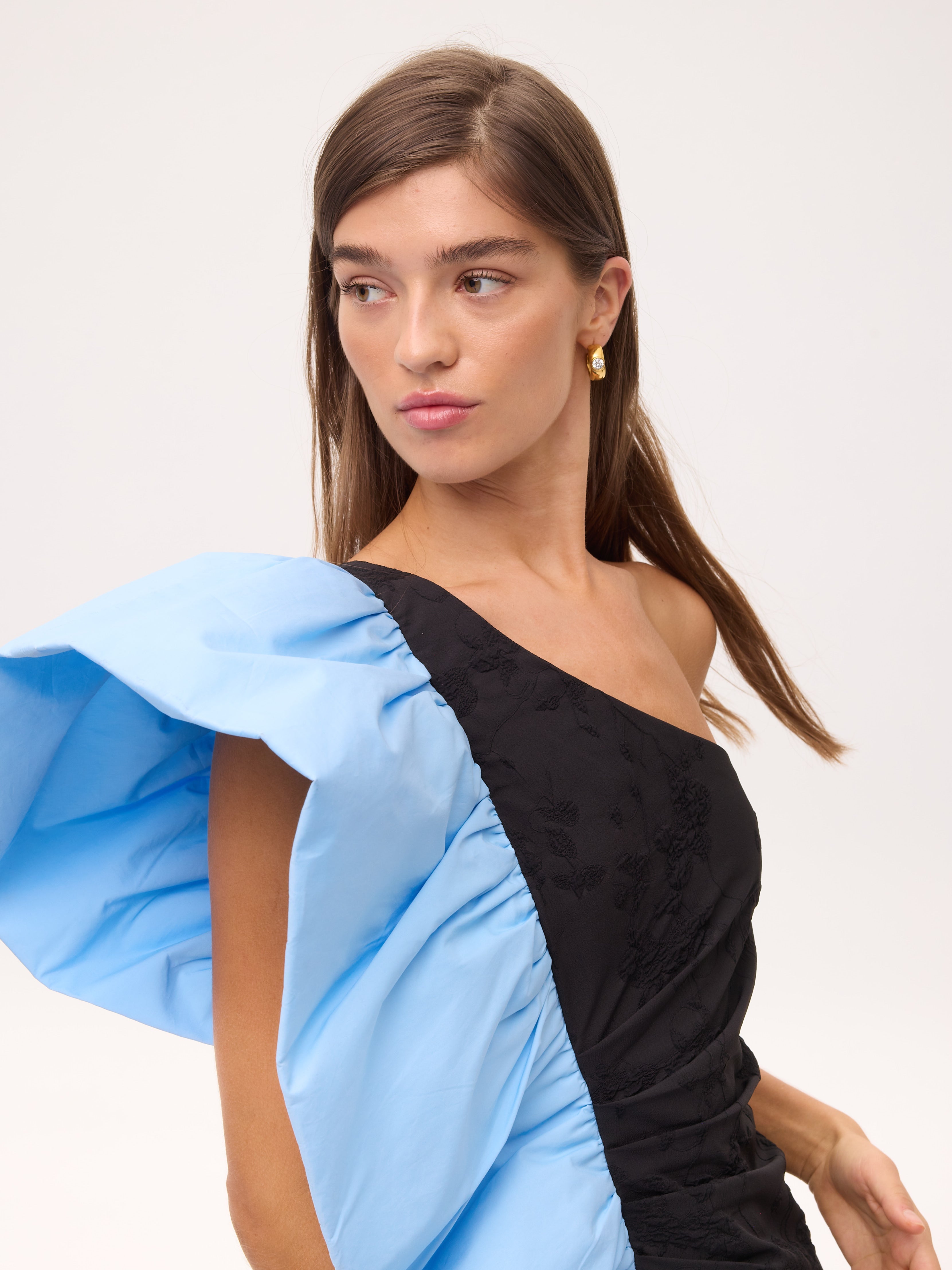 MALCOM BLACK - Vestido negro damasco azul, con volante estructurado, perfecto para invitadas de boda y fiesta spring summer. MIOH es la marca que eligen las influencers de España para sus eventos, como bodas y fiestas