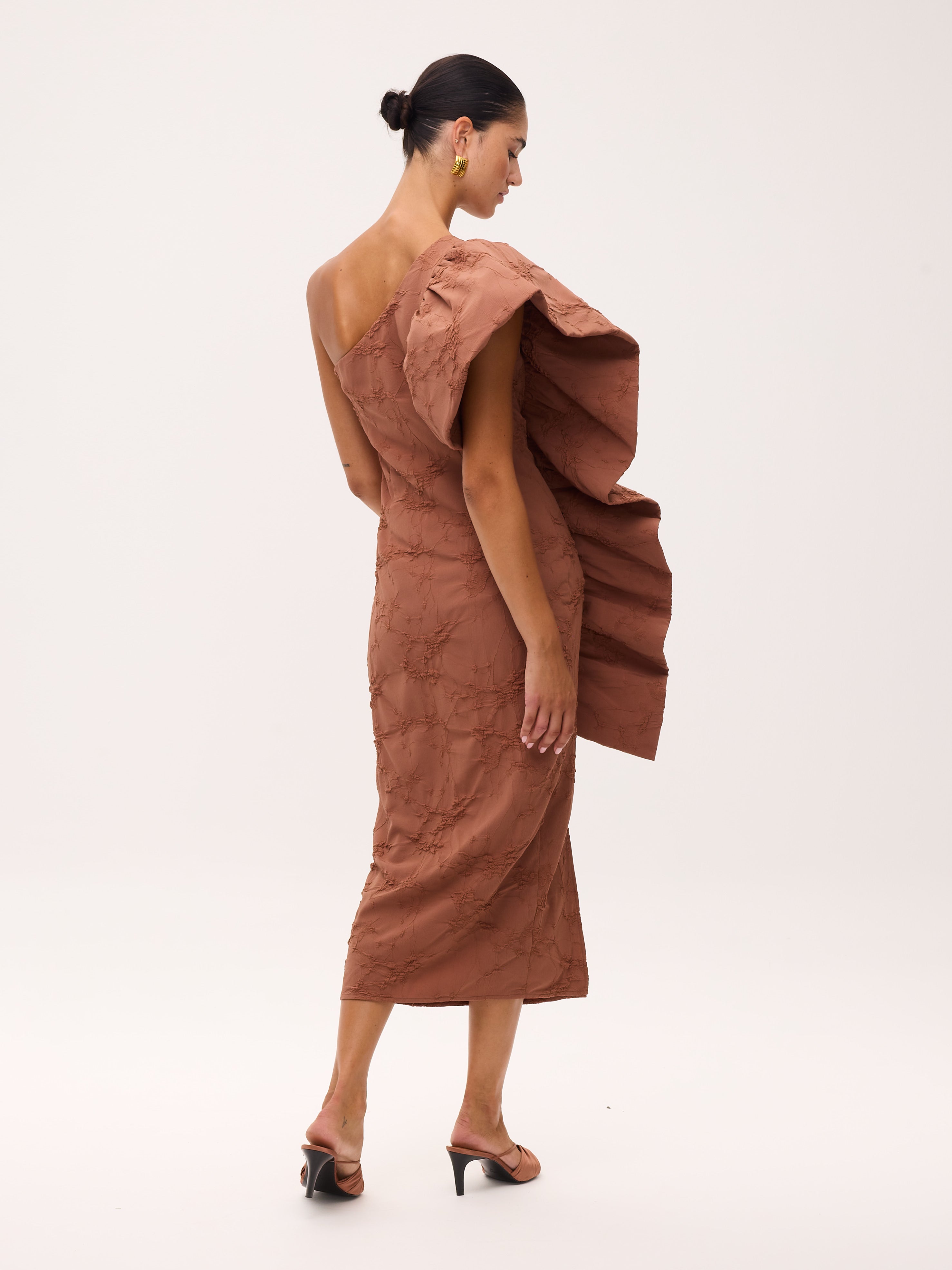 MALCOM MOCA - Vestido asimétrico damasco moca, para invitadas de boda, fiesta y eventos de primvera y verano. MIOH es la marca de vestidos de invitada de boda y fiesta de referencia en España