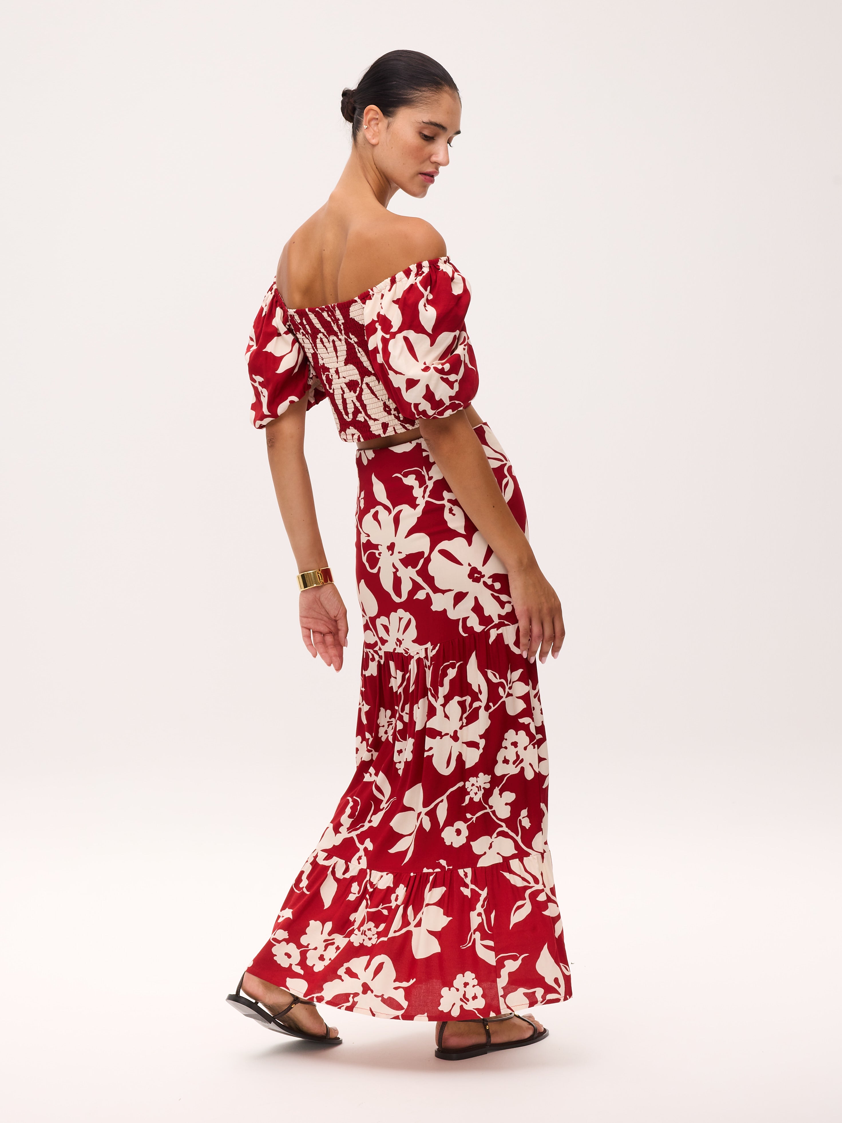 MARGARET RED - Conjunto rojo con flores blancas, para invitadas de boda, fiesta y eventos de primvera y verano. MIOH es la marca de vestidos de invitada de boda y fiesta de referencia en España