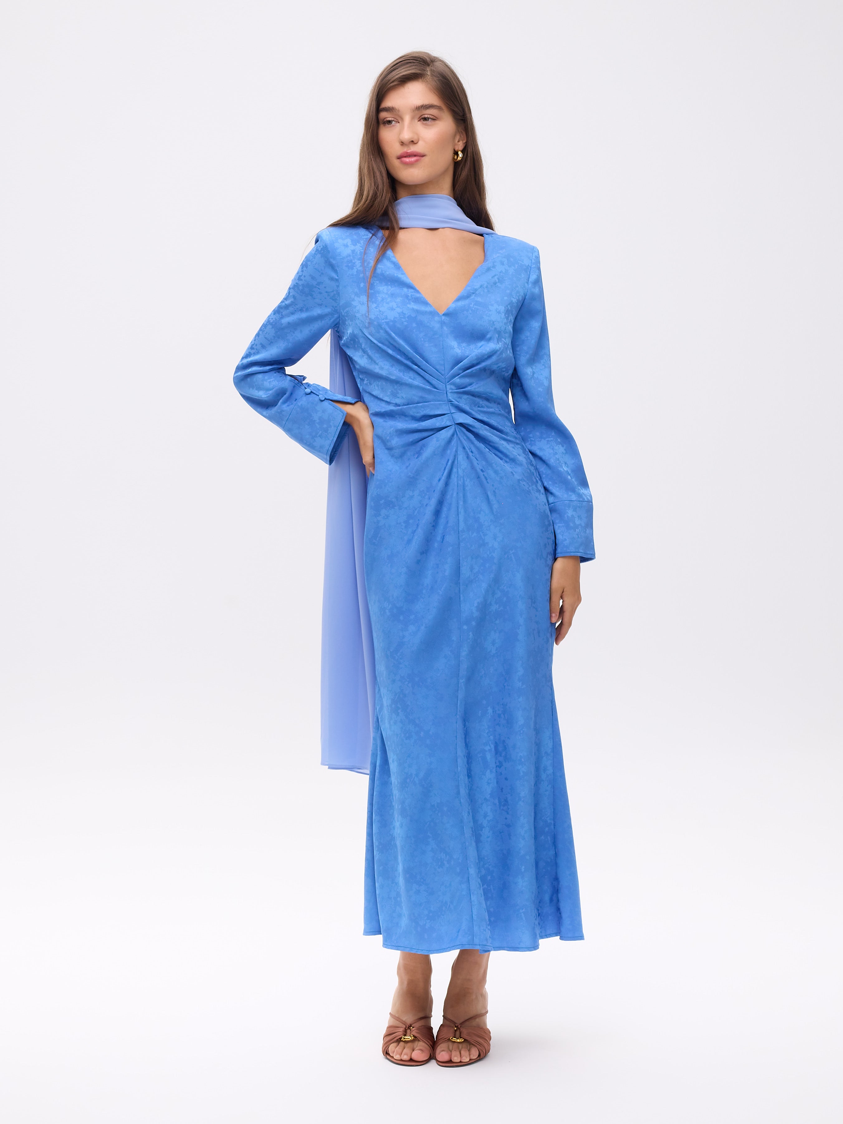 MIRANDA BLUE - Vestido Jacquard drapeado manga larga, perfecto para invitadas de boda y fiesta spring summer. MIOH es la marca española de vestidos de fiesta para invitadas de boda más de moda en España