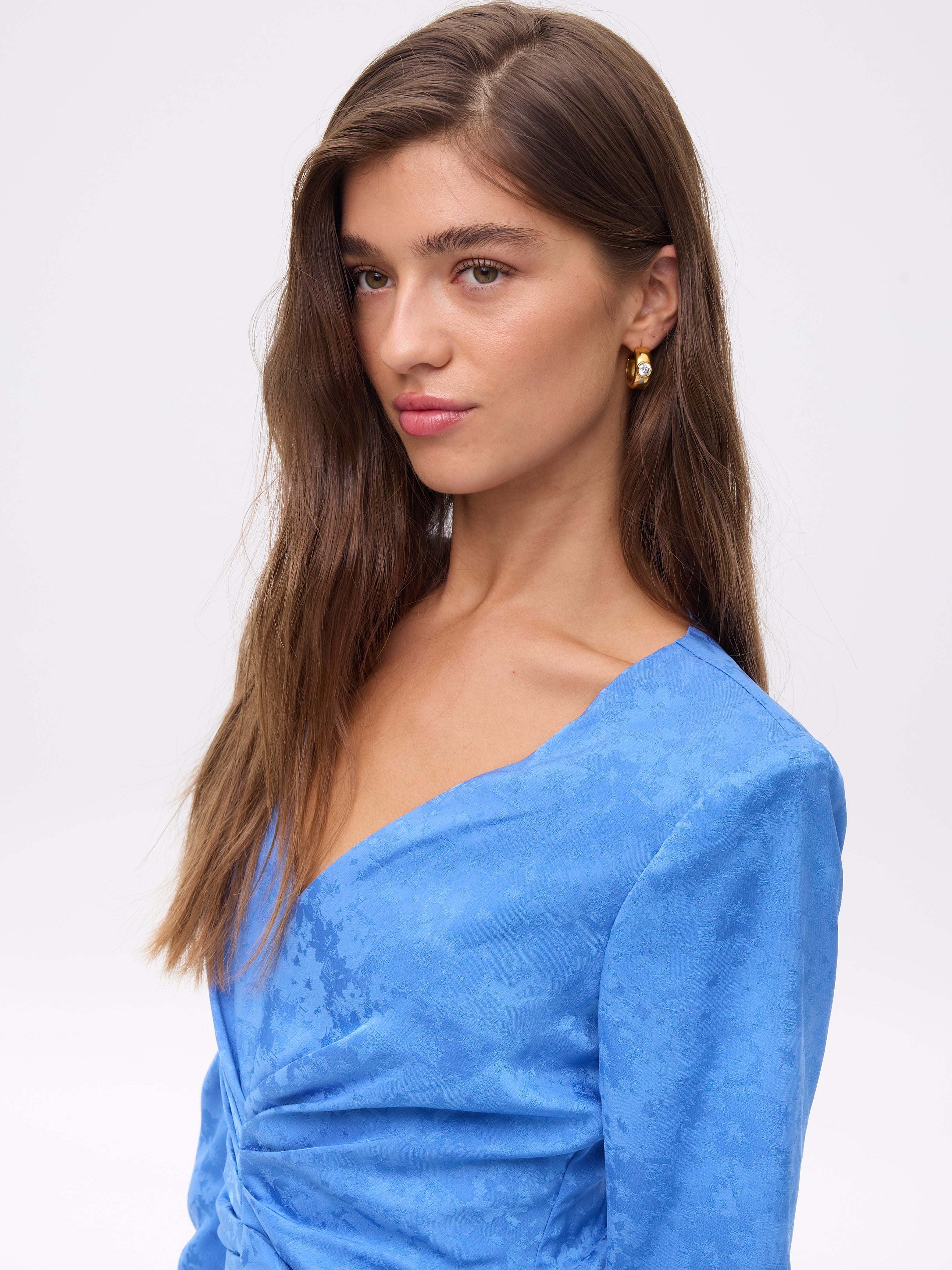 MIRANDA BLUE - Vestido Jacquard drapeado manga larga, perfecto para invitadas de boda y fiesta spring summer. MIOH es la marca española de vestidos de fiesta para invitadas de boda más de moda en España