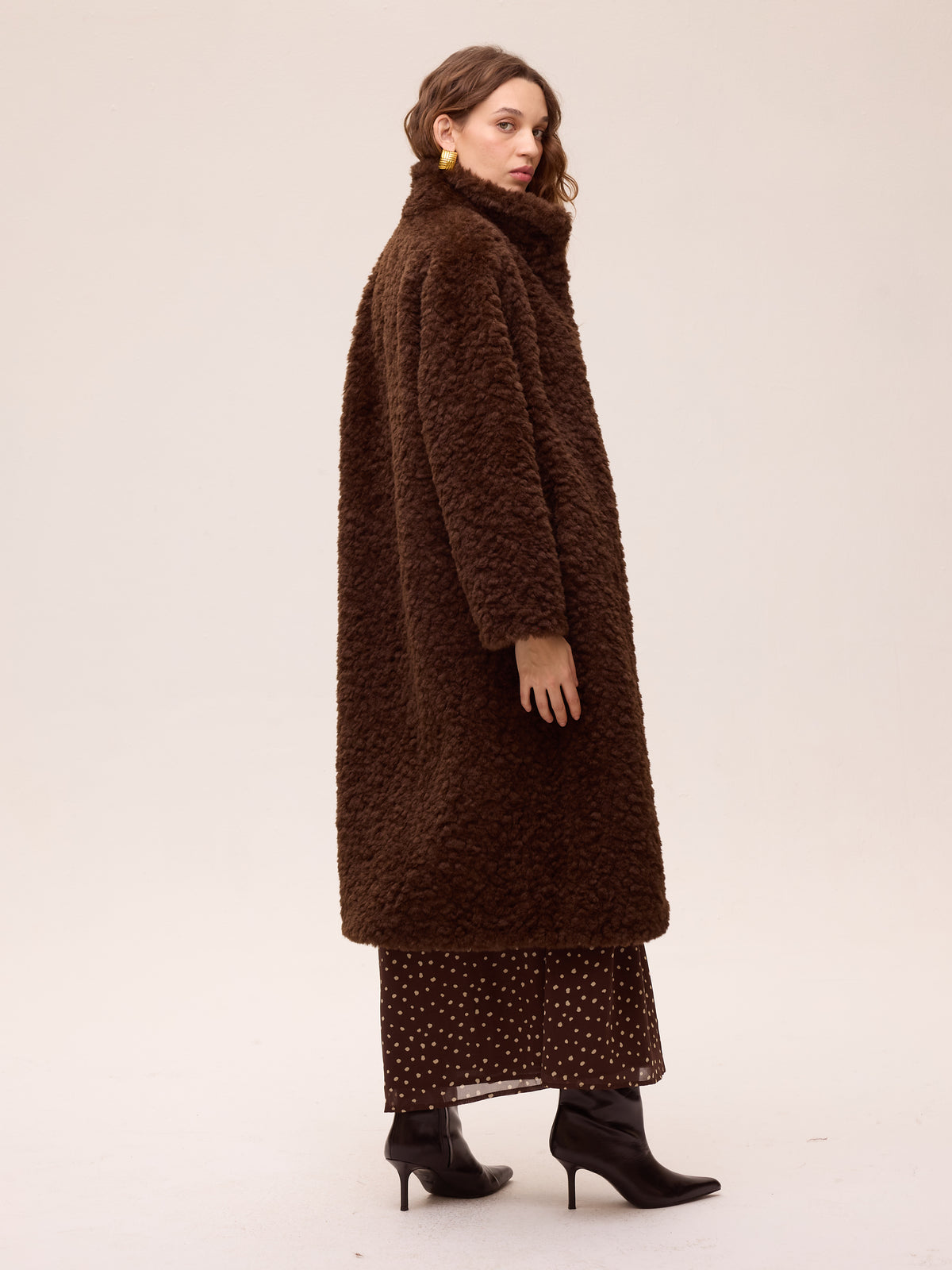 NORTH BROWN - Abrigo teddy rizado - Marrón, abrigos y chaquetones diseñados en España por MIOH para la invitada perfecta