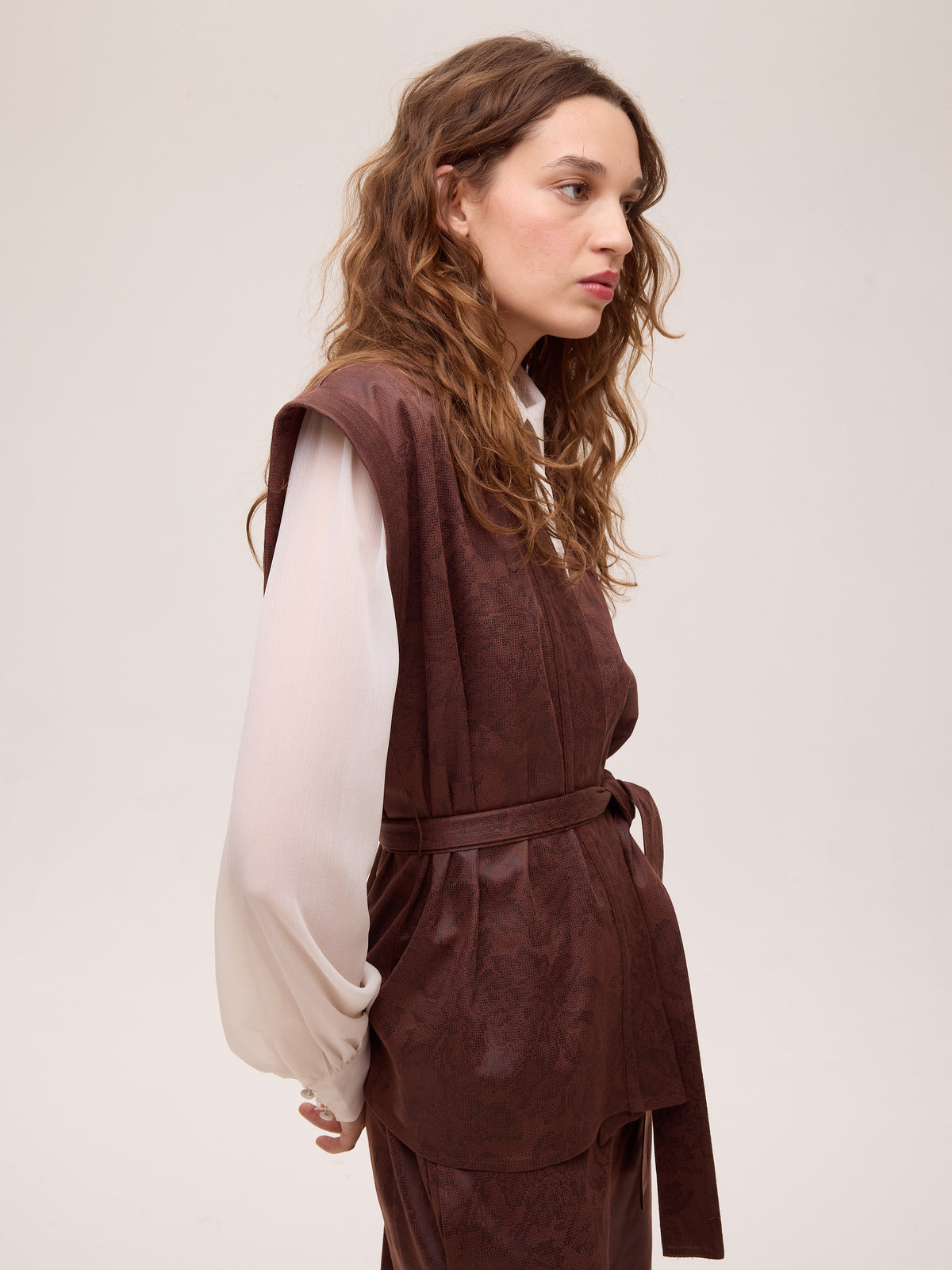 OAK BROWN PANT - Bermuda ecopiel estampado flores marrón, ideal para bodas de tarde, cócteles, bautizos y comuniones. MIOH, moda de invitada hecha en España
