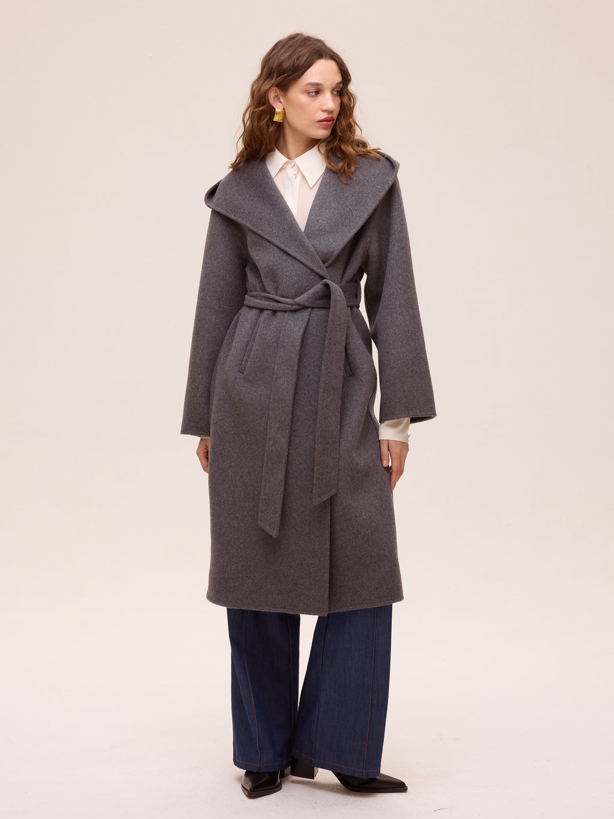 ORBE GREY - Abrigo largo de lana - Gris, perfecto para bodas y eventos de invierno sin renunciar al estilo. MIOH, moda española de invitada