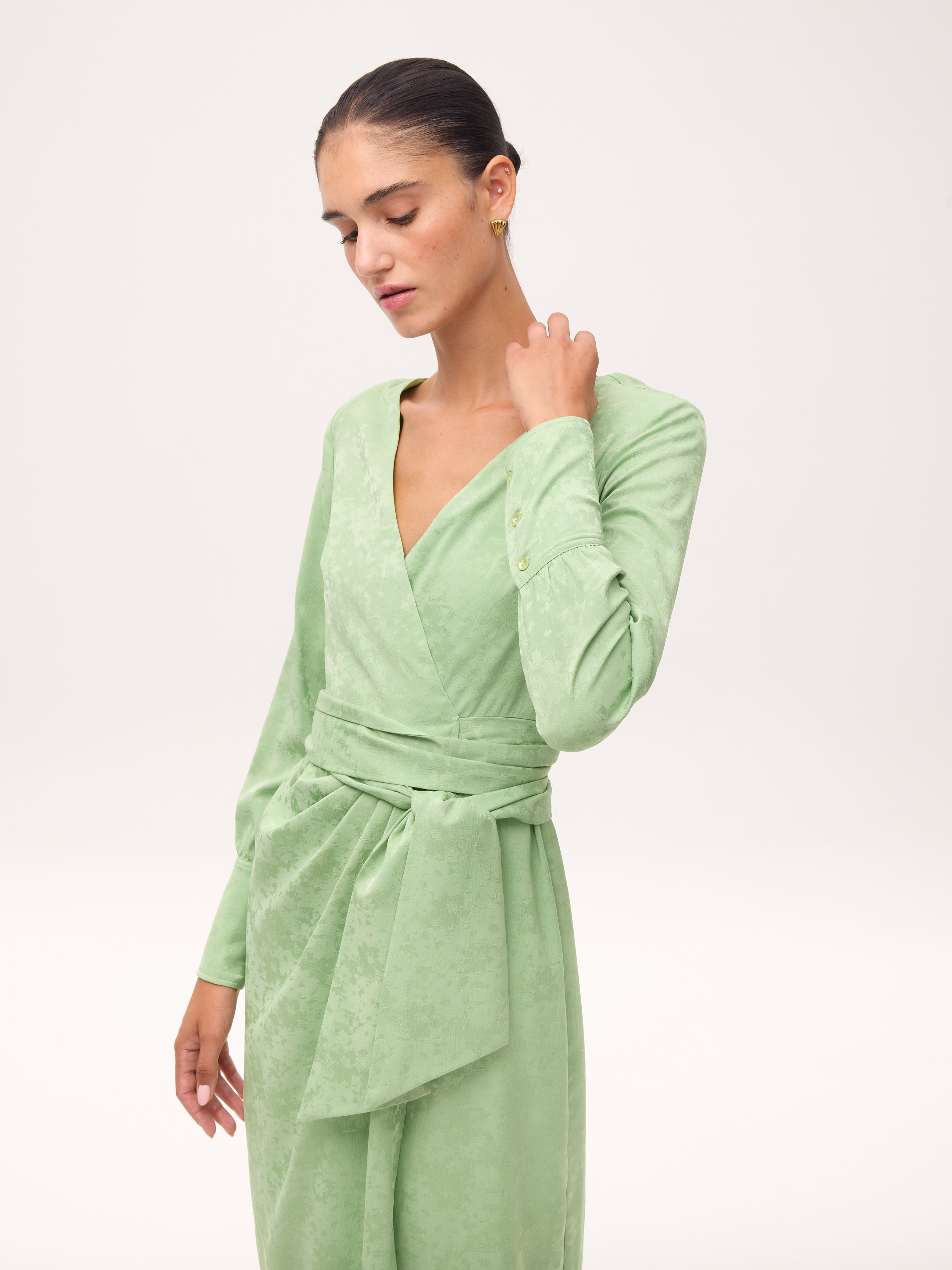 PAULINA - Vestido envolvente en tono verde menta, de fiesta e invitada de boda y evento primavera verano. MIOH es la marca española de vestidos de fiesta mas de moda, preferida por influencers y famosas de España