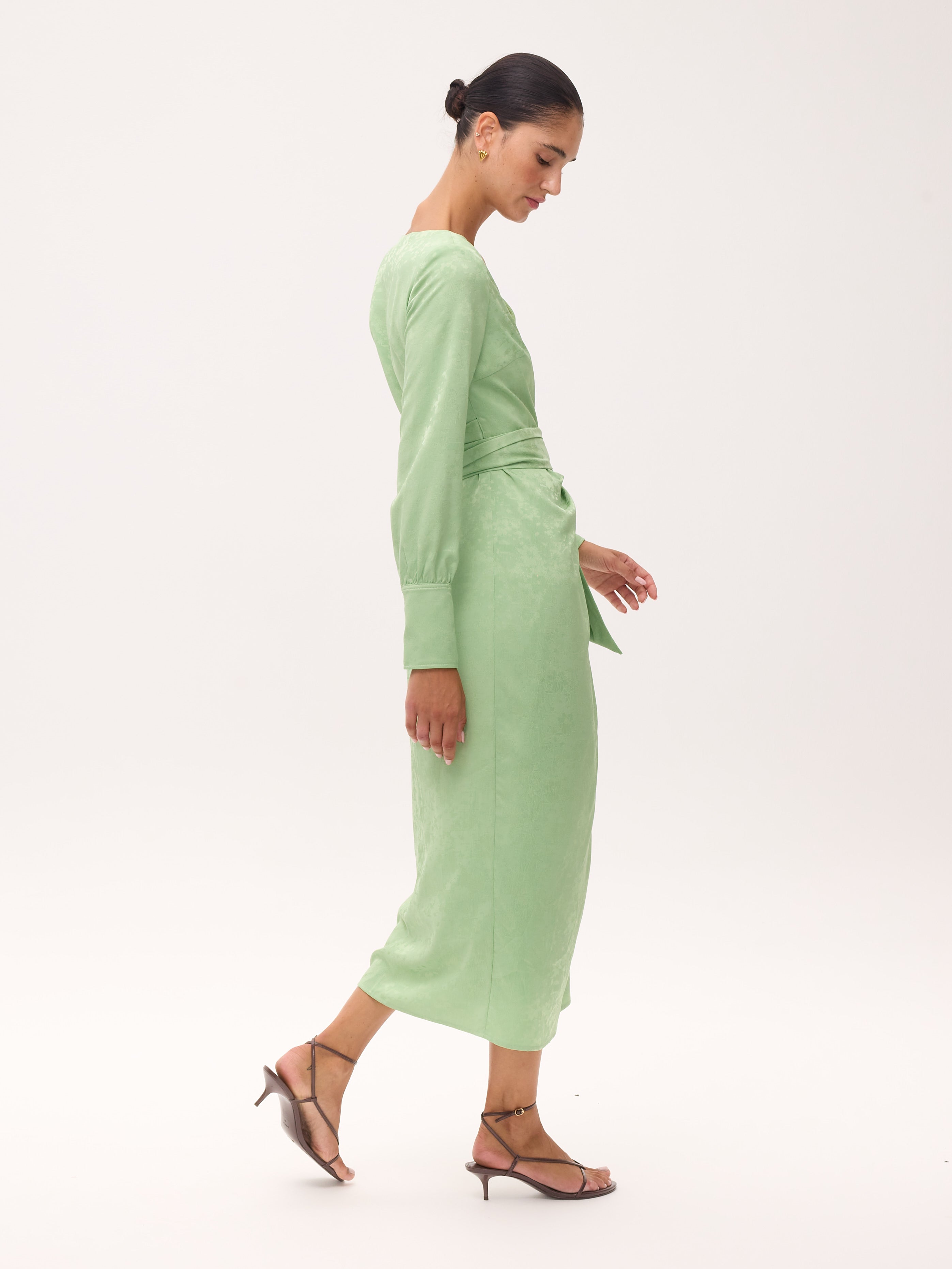 PAULINA - Vestido envolvente en tono verde menta, de fiesta e invitada de boda y evento primavera verano. MIOH es la marca española de vestidos de fiesta mas de moda, preferida por influencers y famosas de España