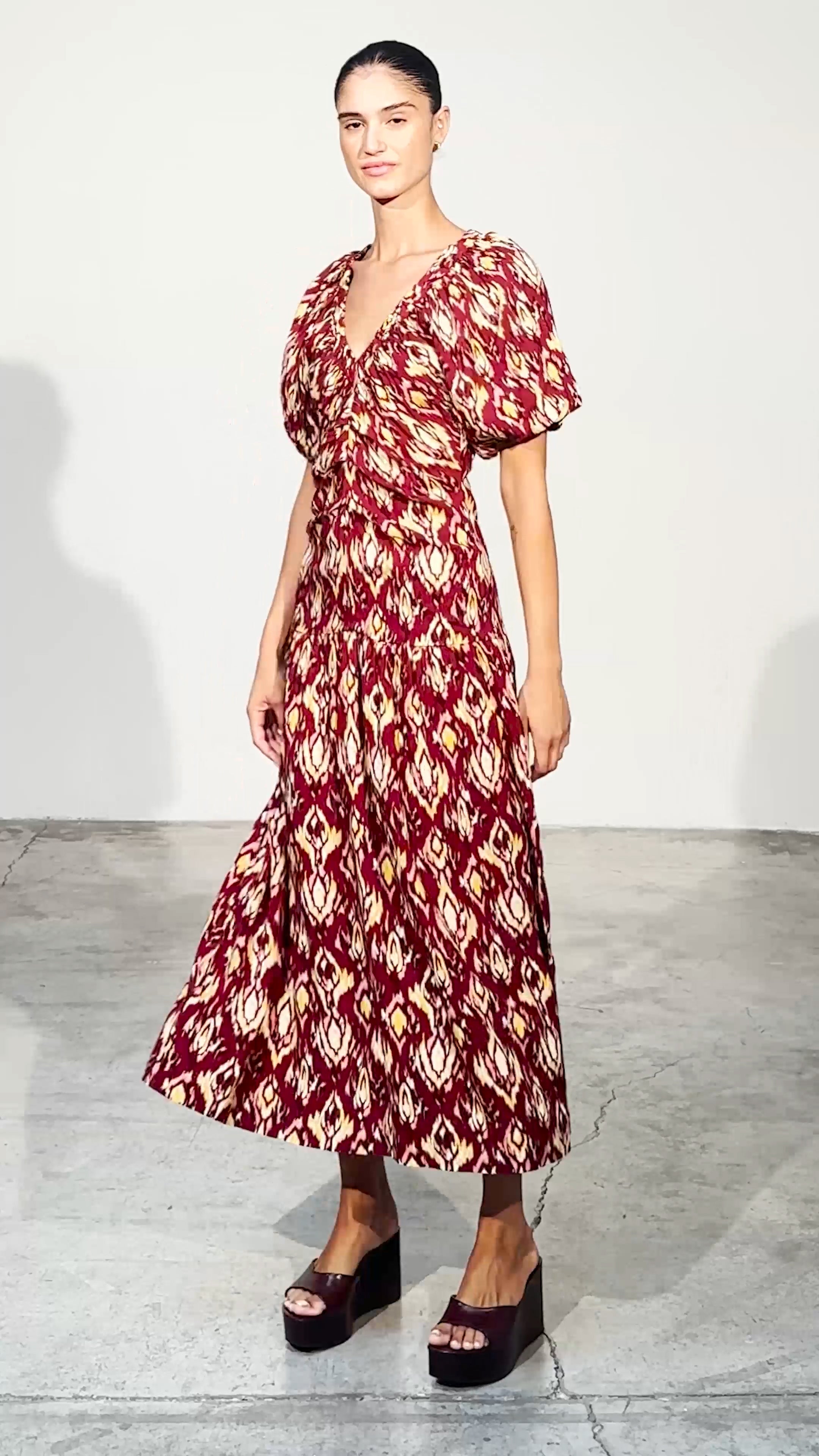 CAMILO IKAT - Vestido largo burdeos con estampado Ikat, para invitadas de boda, fiesta y eventos de primvera y verano. MIOH es la marca que eligen las influencers de España para sus eventos, como bodas y fiestas