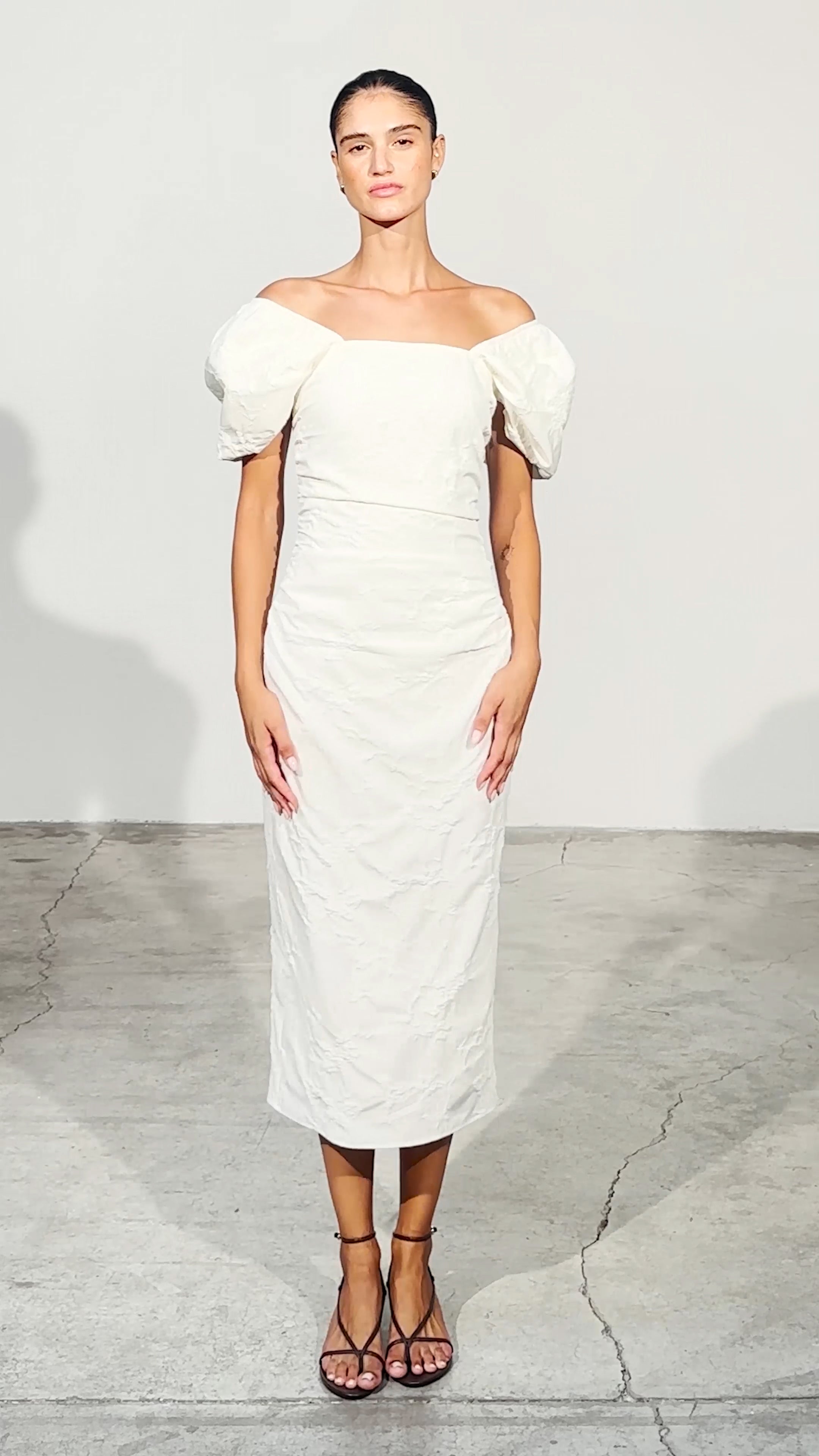 CAPULETO WHITE - Vestido escote cuadrado manga farol damasco blanco, perfecto para invitadas de boda y fiesta spring summer. MIOH es la marca de vestidos de invitada de boda y fiesta de referencia en España