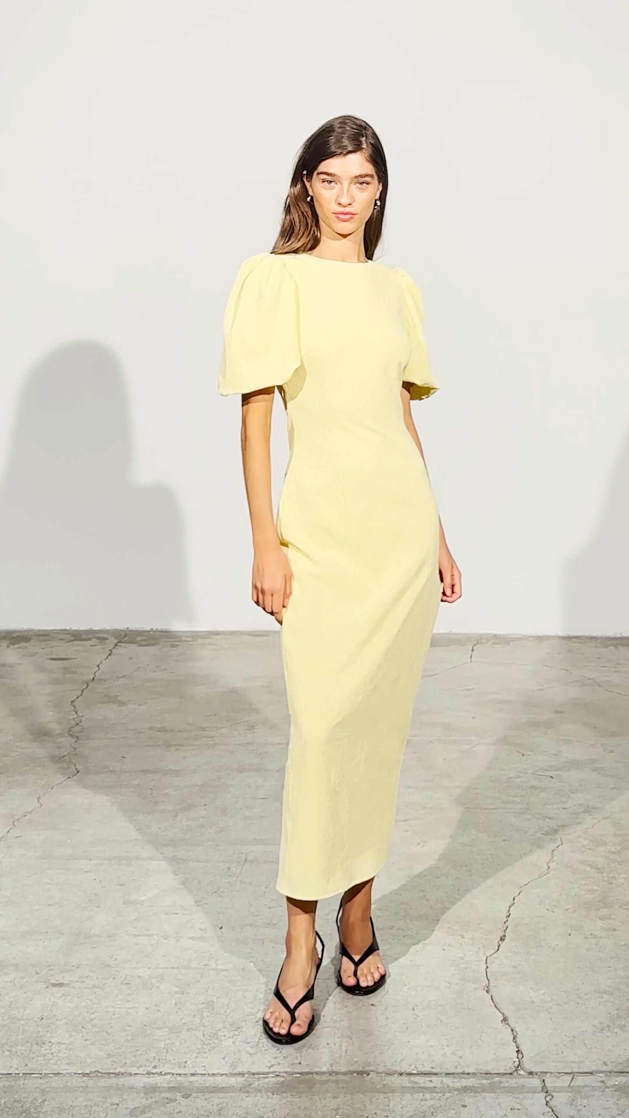 HAMLET - Vestido damasco manga abullonada amarillo mantequilla, para invitadas de boda, fiesta y eventos de primvera y verano. MIOH es la marca española de vestidos de fiesta para invitadas de boda más de moda en España