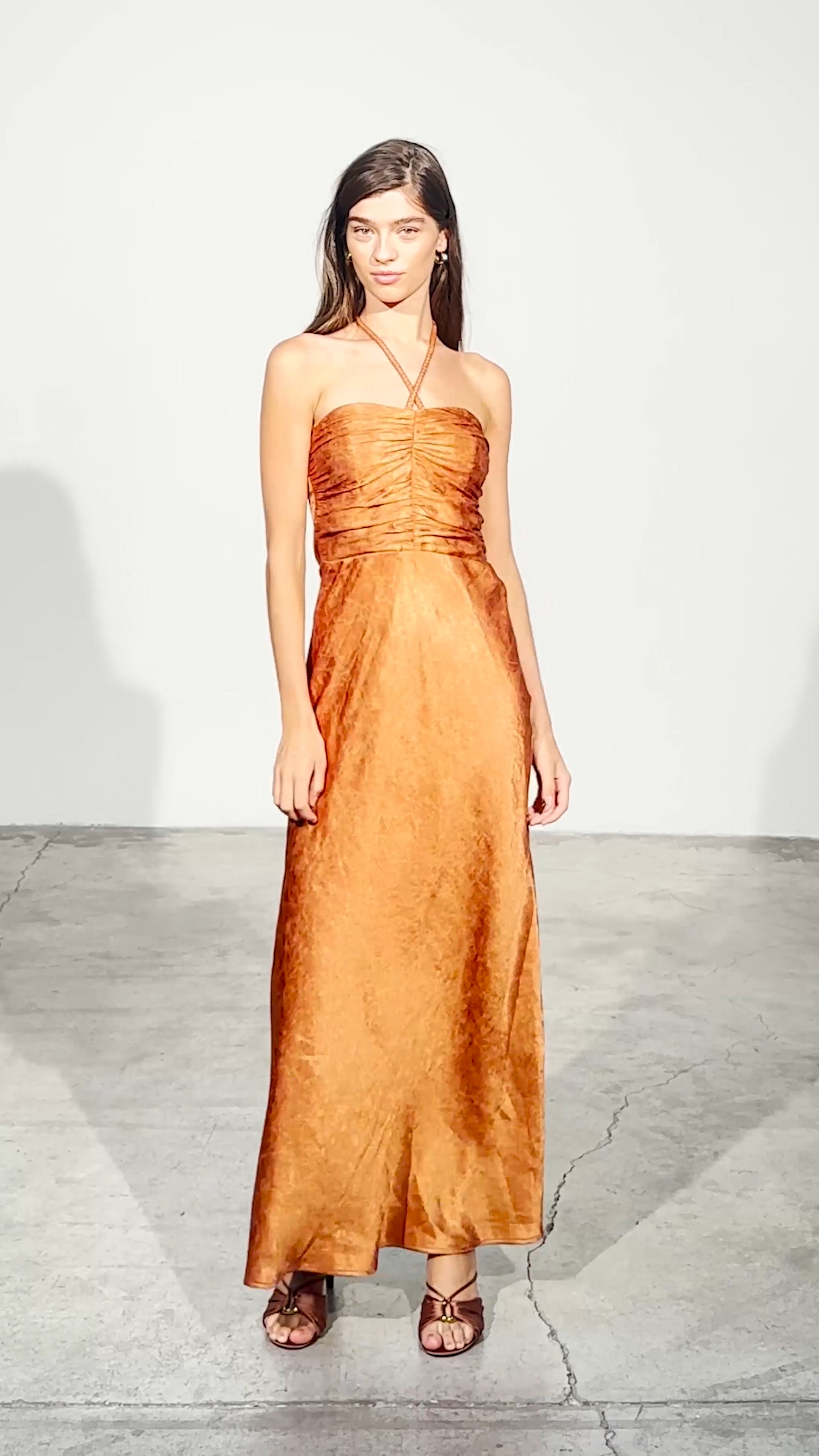 OPHELIA MARBLE - Vestido jacquard satinado anudado al cuello midi, perfecto para invitadas de boda y fiesta spring summer. MIOH es la marca española de vestidos de fiesta para invitadas de boda más de moda en España