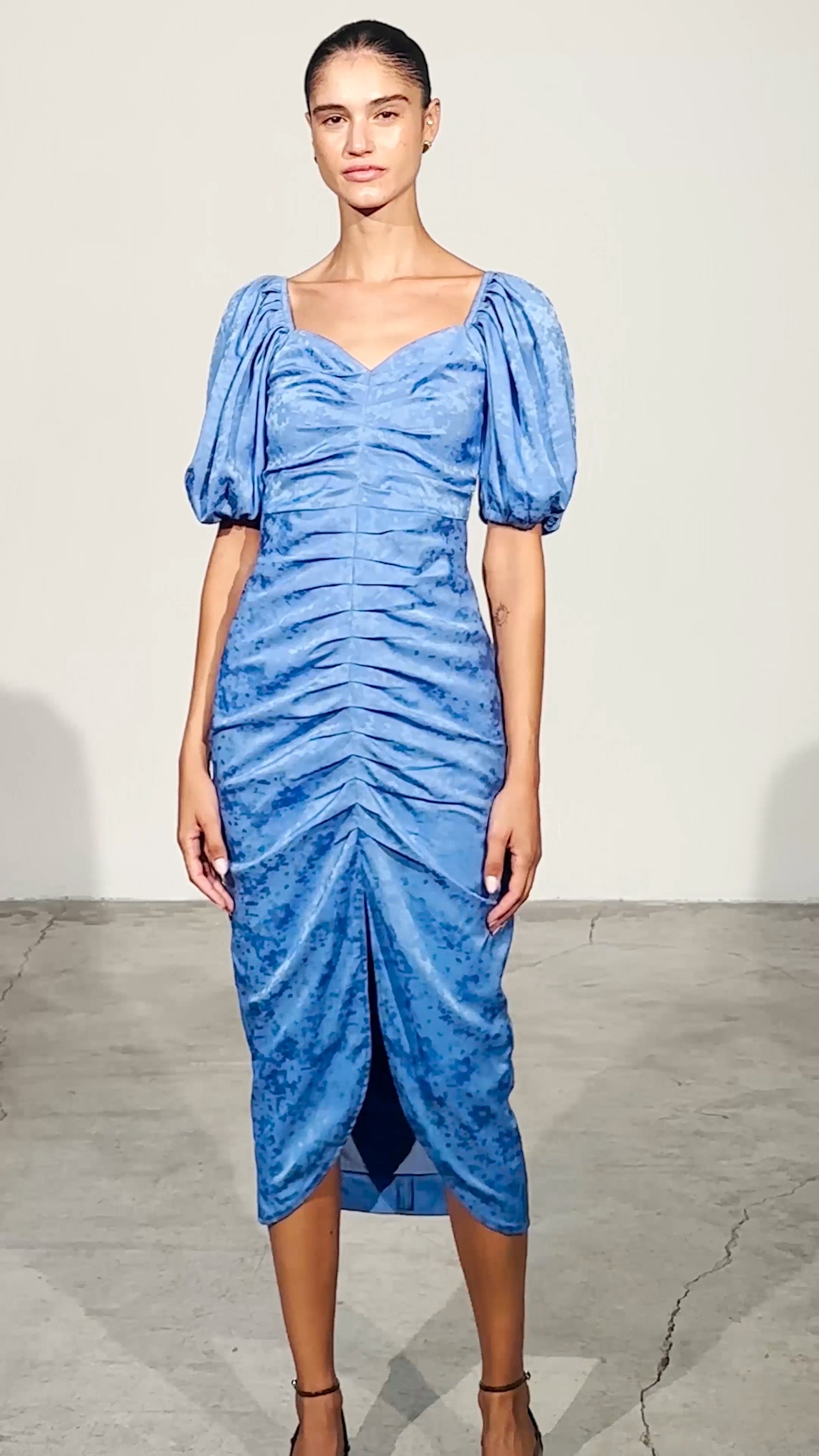 ROMEO BLUE - Vestido midi drapeado jacquard azul, para invitadas de boda, fiesta y eventos de primvera y verano. MIOH es la marca española de vestidos de fiesta para invitadas de boda más de moda en España