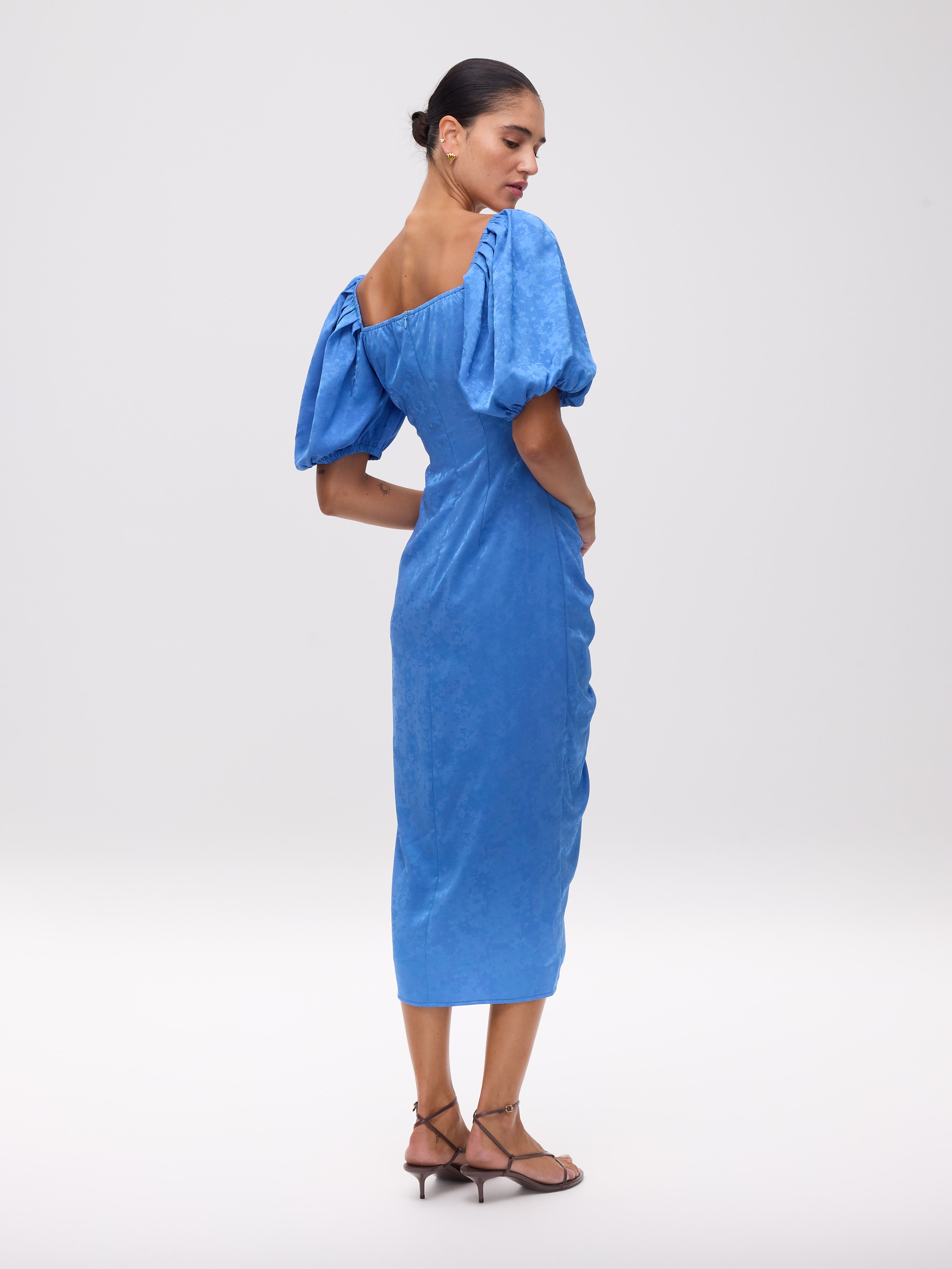 ROMEO BLUE - Vestido midi drapeado jacquard azul, para invitadas de boda, fiesta y eventos de primvera y verano. MIOH es la marca española de vestidos de fiesta para invitadas de boda más de moda en España