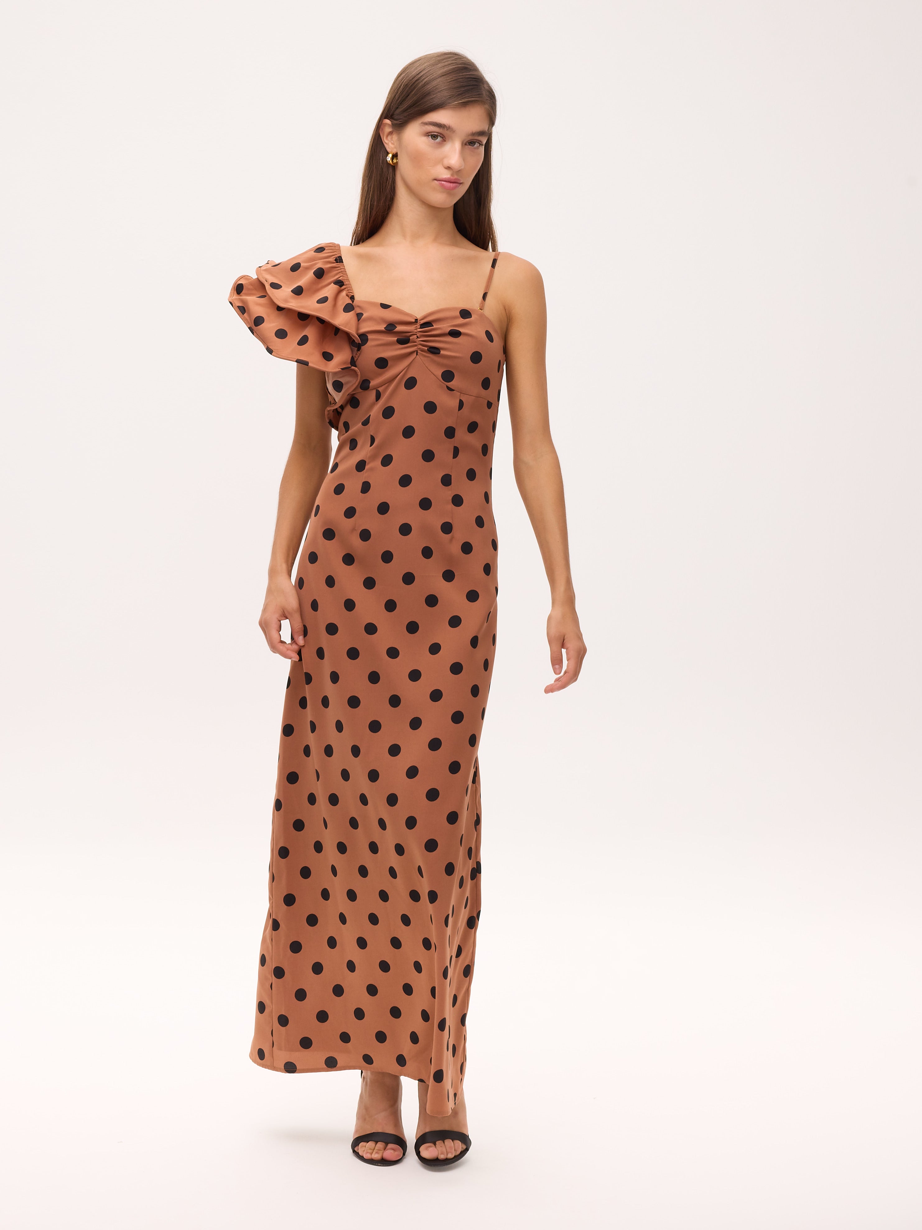 ROSALINDA DOTS - Vestido largo de lunares con volante en el tirante, de fiesta e invitada de boda y evento primavera verano. MIOH es la marca de vestidos de invitada de boda y fiesta de referencia en España