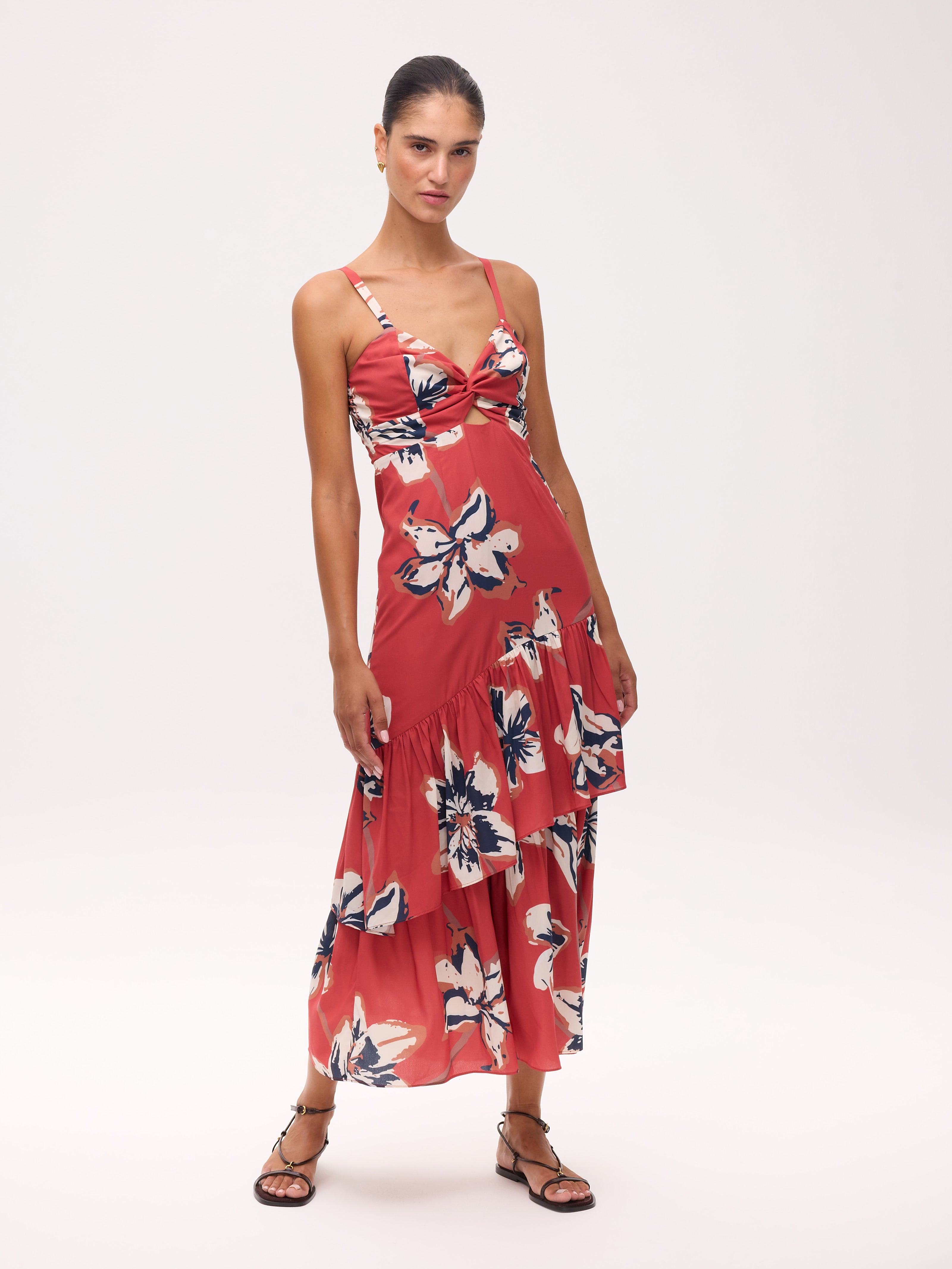 SHAKESPEARE FLOWERS - Vestido tirantes estampado flores y falda con volante diagonal, para invitadas de boda, fiesta y eventos de primvera y verano. MIOH es la marca de vestidos de invitada de boda y fiesta de referencia en España