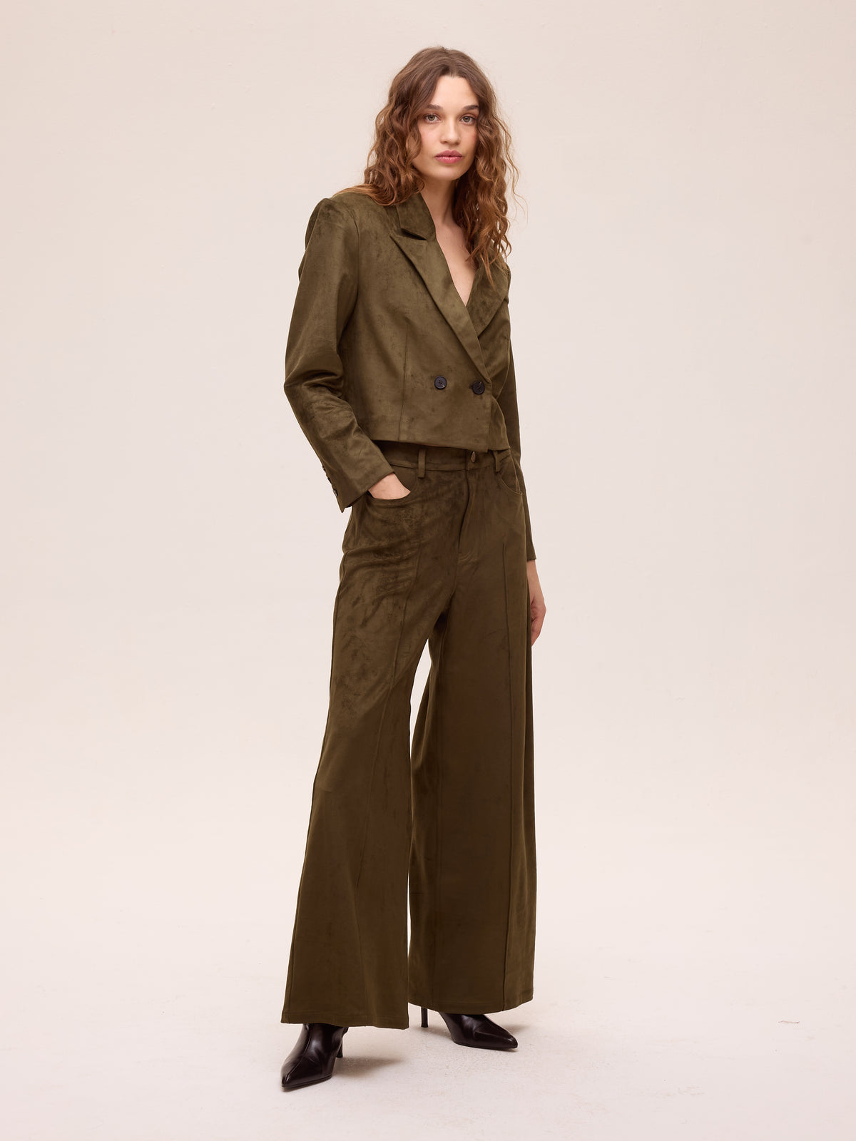 SHIVER - Torera cruzada ante verde, perfecta para crear looks de invitada de otoño invierno. MIOH, marca española de moda en 2026