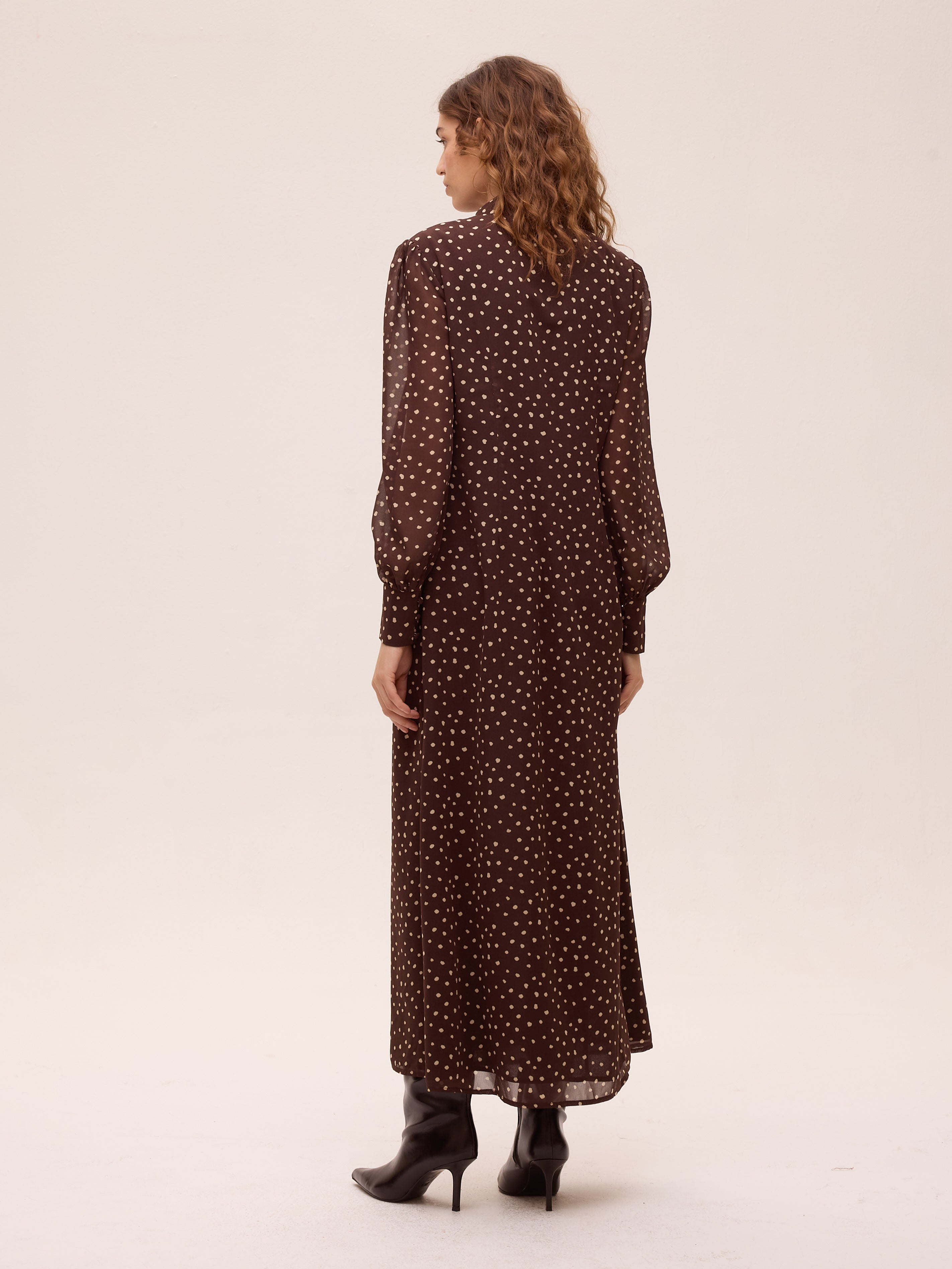 SUMMIT BROWN - Vestido amplio gasa lunares marrón, para brillar como invitada en cualquier evento. MIOH, la marca española de vestidos de fiesta más de moda en 2026
